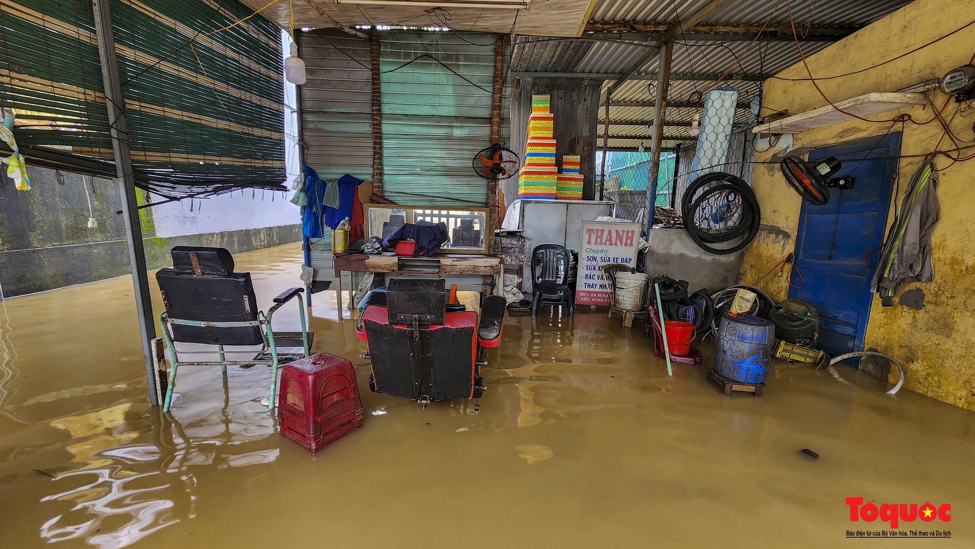 Nước lũ rút chậm, người dân TP Huế bì bõm dọn dẹp, đi mua lương thực - Ảnh 9.