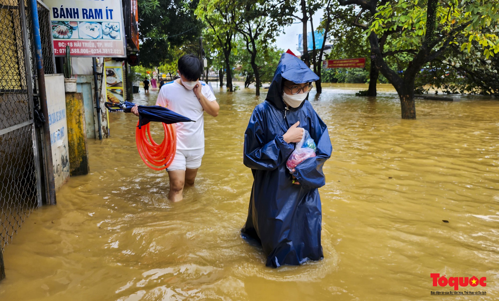 Nước lũ rút chậm, người dân TP Huế bì bõm dọn dẹp, đi mua lương thực - Ảnh 19.