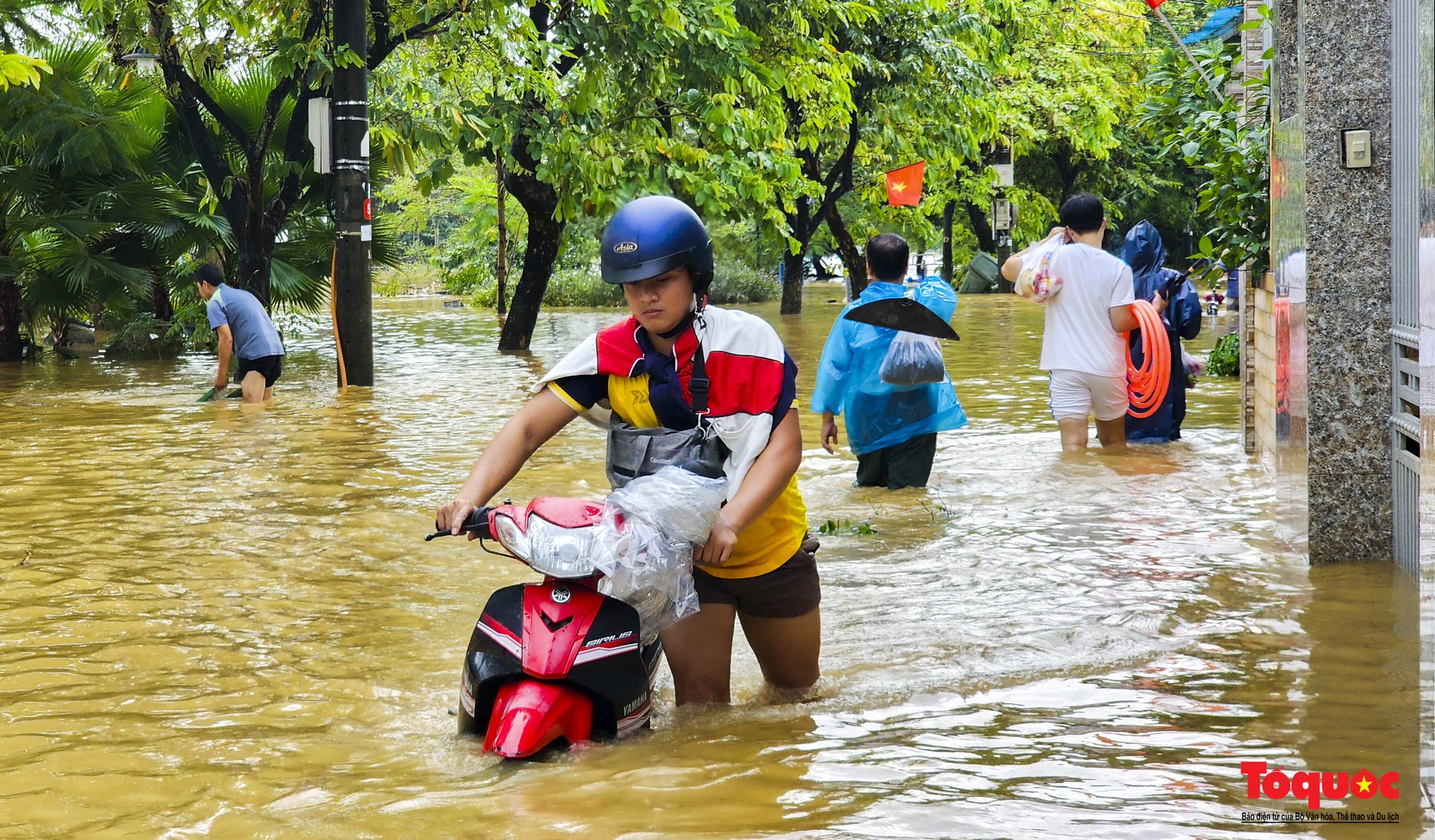 Nước lũ rút chậm, người dân TP Huế bì bõm dọn dẹp, đi mua lương thực - Ảnh 5.