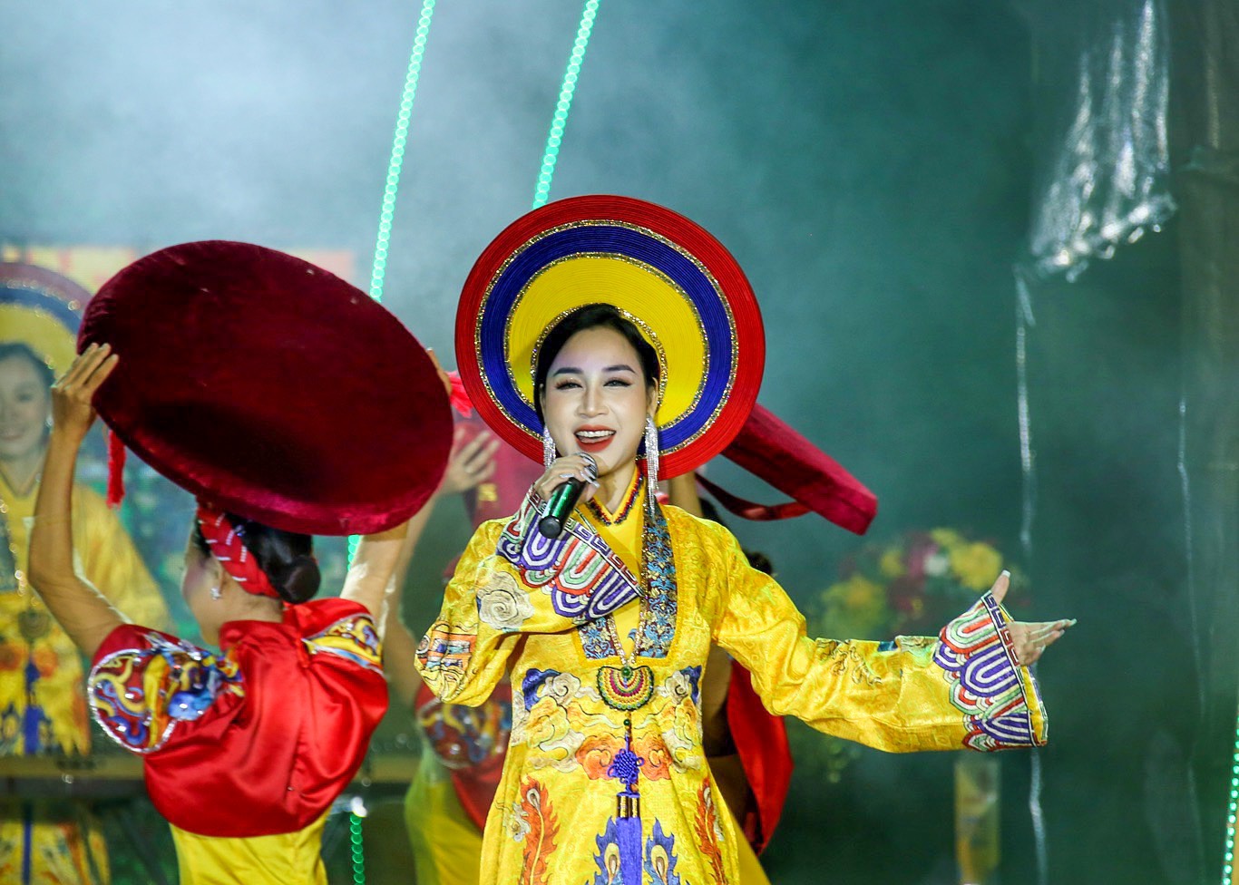 Lan tỏa giá trị văn hóa Việt trong đêm nghệ thuật &quot;Linh thiêng đình Chèm&quot; - Ảnh 7.