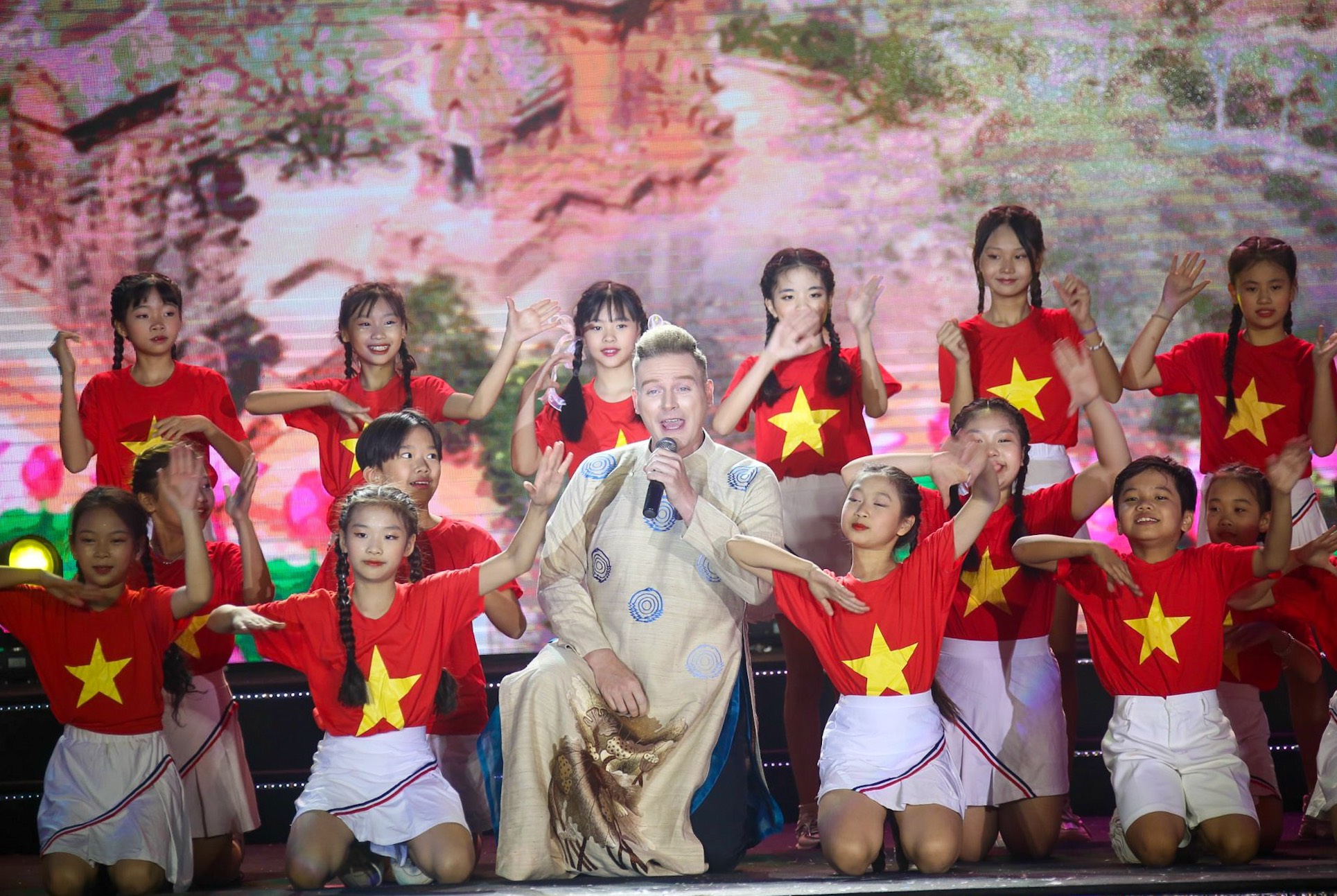 Lan tỏa giá trị văn hóa Việt trong đêm nghệ thuật &quot;Linh thiêng đình Chèm&quot; - Ảnh 12.