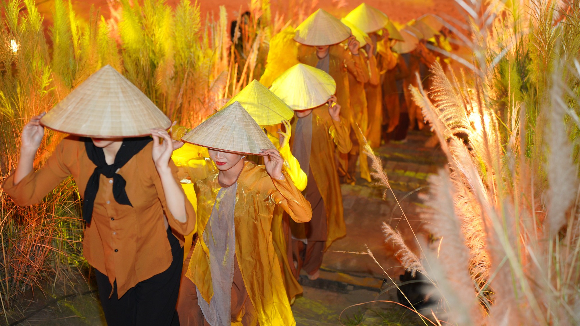 Linh thiêng Đình Chèm - Dòng chảy tinh hoa: “Đánh thức hệ giá trị di sản dọc bên bờ sông Hồng trở thành không gian nghệ thuật sáng tạo đặc sắc”  - Ảnh 5.