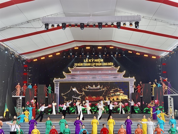 Chương trình nghệ thuật “Long Biên – Hội tụ, khởi sắc, tương lai” kỷ niệm 20 năm thành lập quận Long Biên - Ảnh 3.