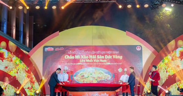 Hảo Hảo xác lập kỷ lục &quot;Chảo mì xào hải sản dát vàng lớn nhất Việt Nam&quot; - Ảnh 1.