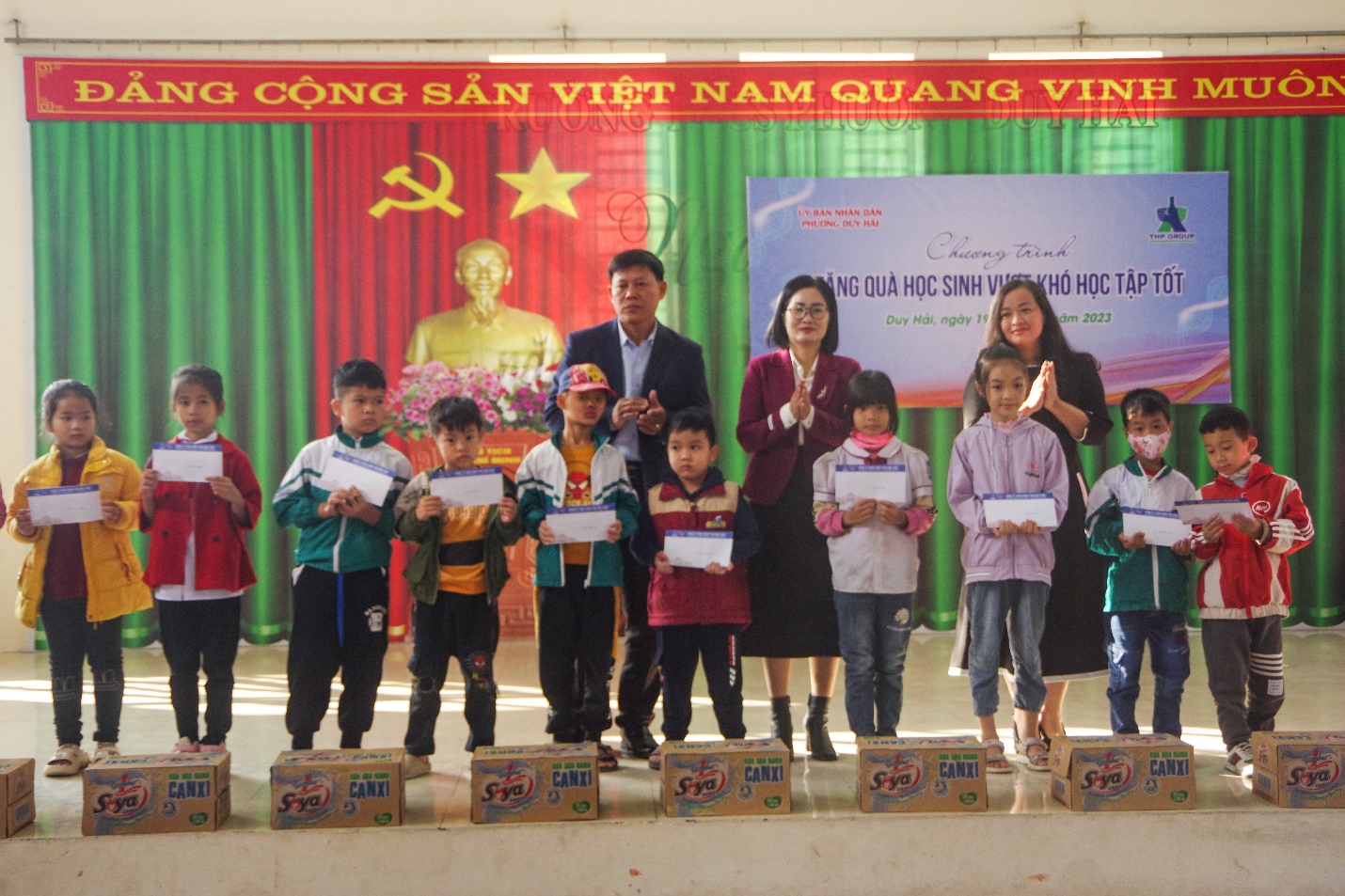 Tập đoàn Tân Hiệp Phát tiếp tục tiếp sức học sinh vượt khó tại tỉnh Hà Nam - Ảnh 2.