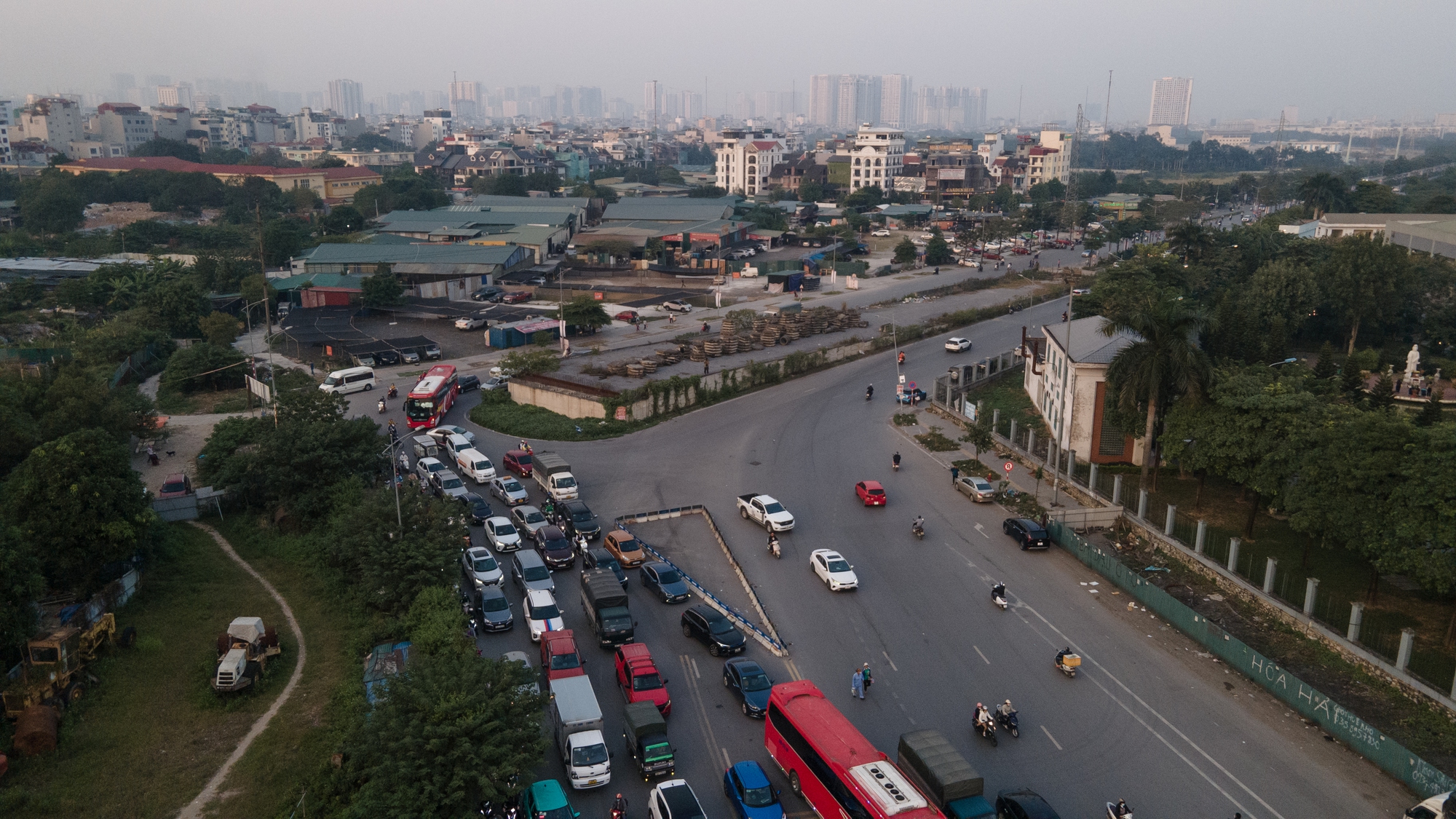 Đại lộ Chu Văn An sau hơn ba năm thông xe: Nhếch nhác và trở thành “điểm đen” giao thông - Ảnh 3.