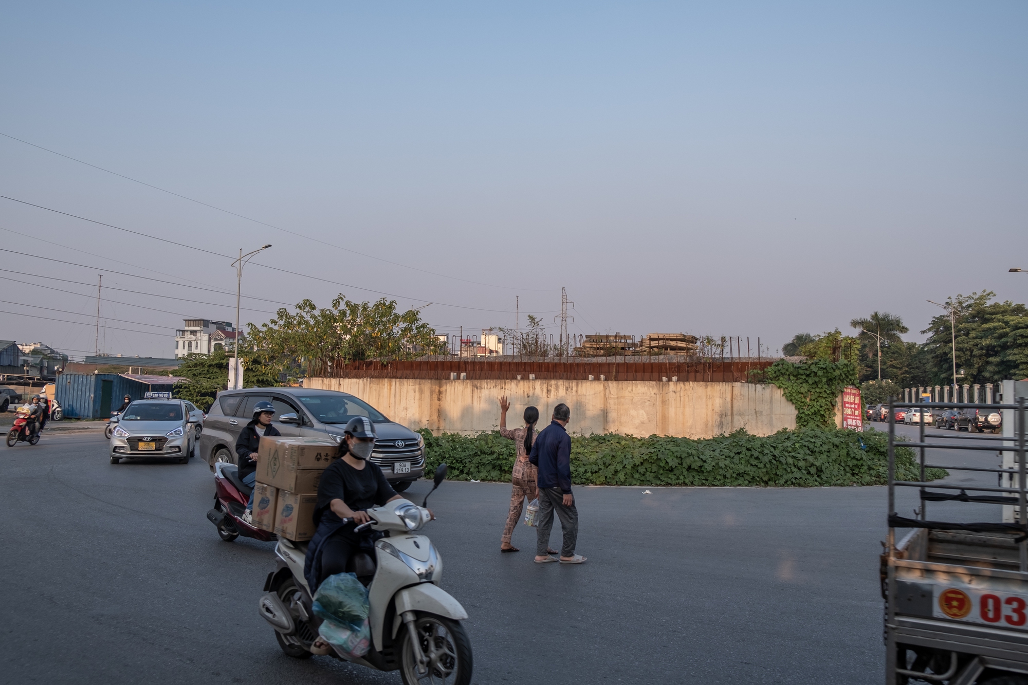 Đại lộ Chu Văn An sau hơn ba năm thông xe: Nhếch nhác và trở thành “điểm đen” giao thông - Ảnh 4.