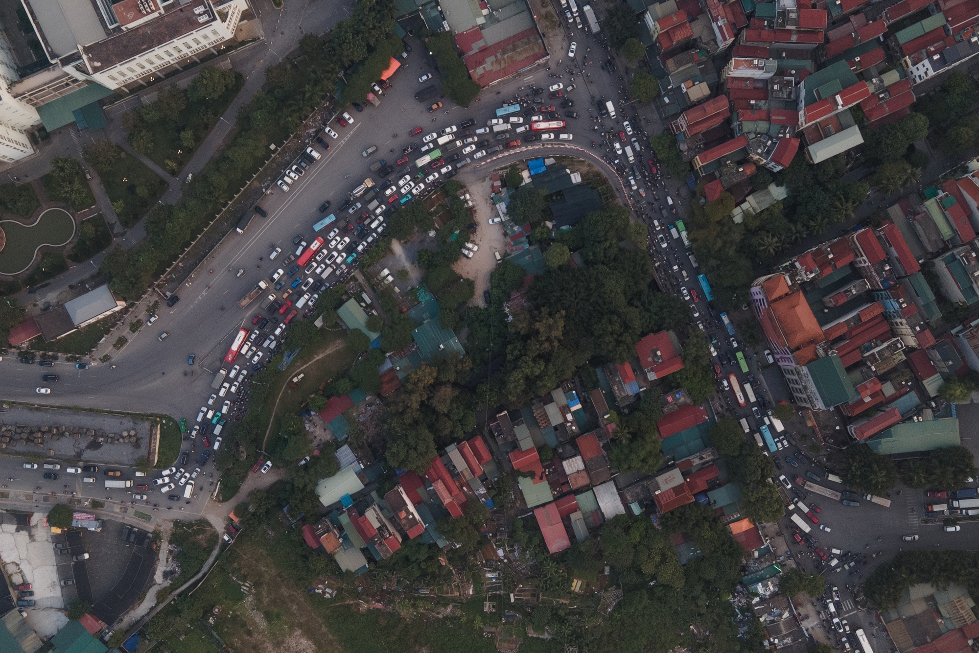 Đại lộ Chu Văn An sau hơn ba năm thông xe: Nhếch nhác và trở thành “điểm đen” giao thông - Ảnh 7.