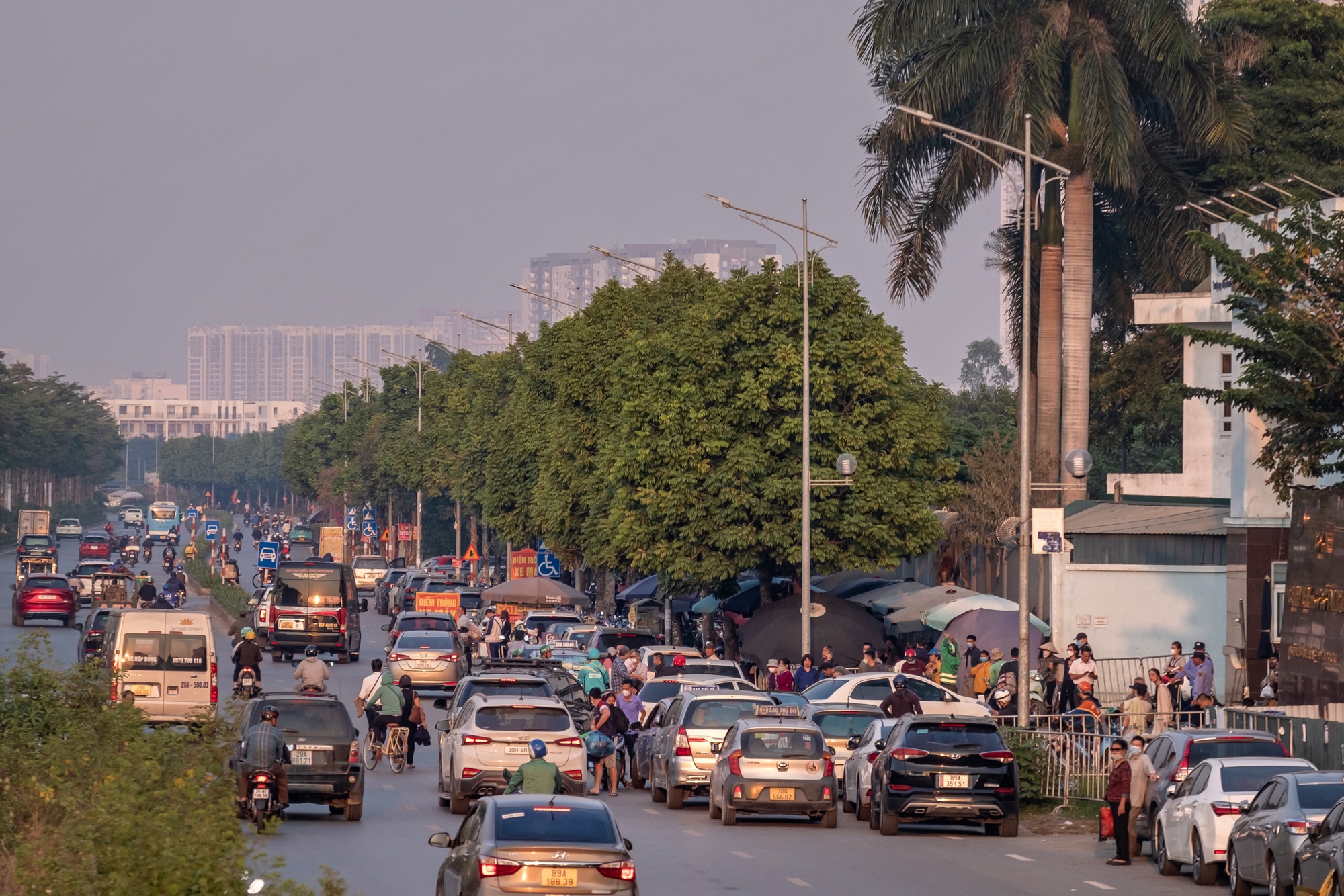 Đại lộ Chu Văn An sau hơn ba năm thông xe: Nhếch nhác và trở thành “điểm đen” giao thông - Ảnh 8.