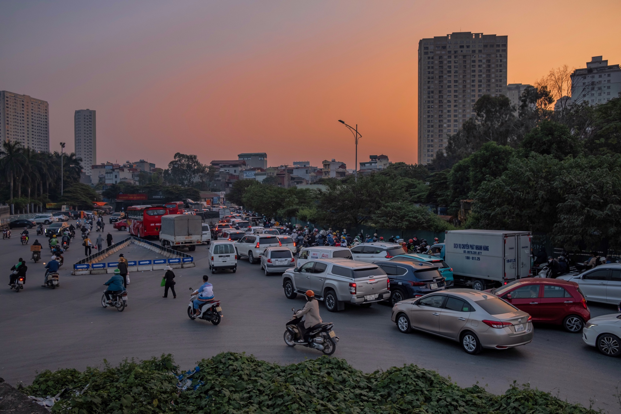 Đại lộ Chu Văn An sau hơn ba năm thông xe: Nhếch nhác và trở thành “điểm đen” giao thông - Ảnh 9.