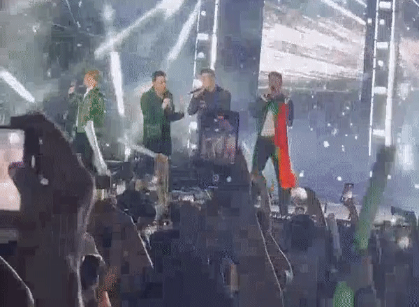 Những khoảnh khắc ấn tượng trong đêm diễn đầu của Westlife: Cờ Việt Nam và Ireland được cầm cùng nhau - Ảnh 4.