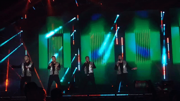 Những khoảnh khắc ấn tượng trong đêm diễn đầu của Westlife: Cờ Việt Nam và Ireland được cầm cùng nhau - Ảnh 3.