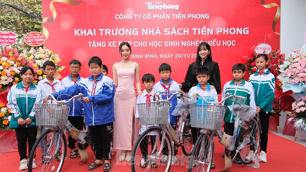 Những học sinh nghèo vượt khó nhận xe đạp nhân dịp khai trương Nhà sách Tiền Phong
