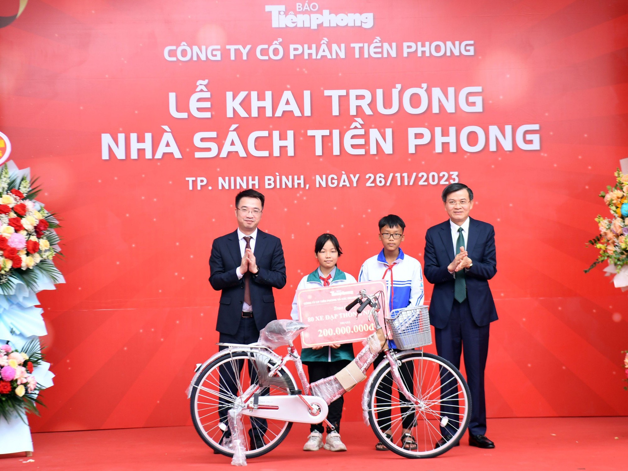 Ninh Bình: Trao tặng hàng trăm chiếc xe đạp và áo ấm cho học sinh nghèo vượt khó - Ảnh 1.
