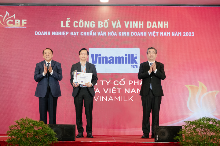 Vinamilk được vinh danh 'Doanh nghiệp đạt chuẩn văn hóa kinh doanh Việt Nam' - Ảnh 1.