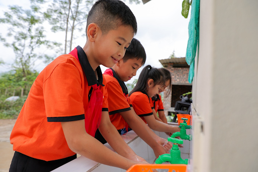 Hiện thực hóa ước mong của hàng trăm ngàn học sinh Việt Nam: Để nhà vệ sinh thực sự vệ sinh - Ảnh 2.