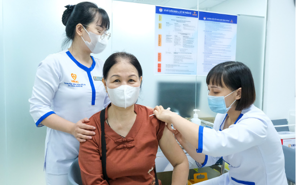 Hệ thống tiêm chủng VNVC tiếp tục lọt top 10 Công ty dược uy tín Việt Nam - Ảnh 1.