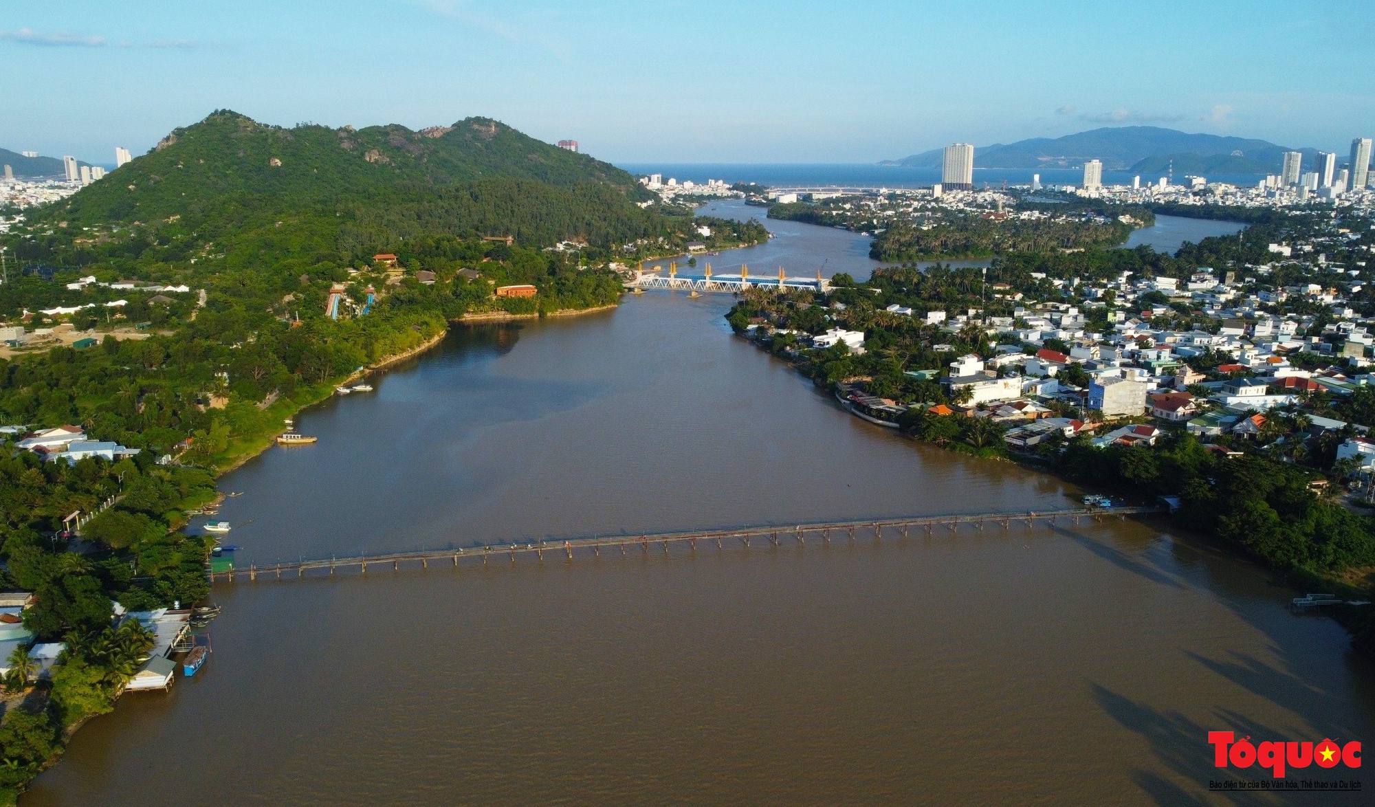 Cận cảnh cầu gỗ nối đôi bờ sông Cái ở Nha Trang vừa được chi gần 500 tỷ đồng để thay thế - Ảnh 1.