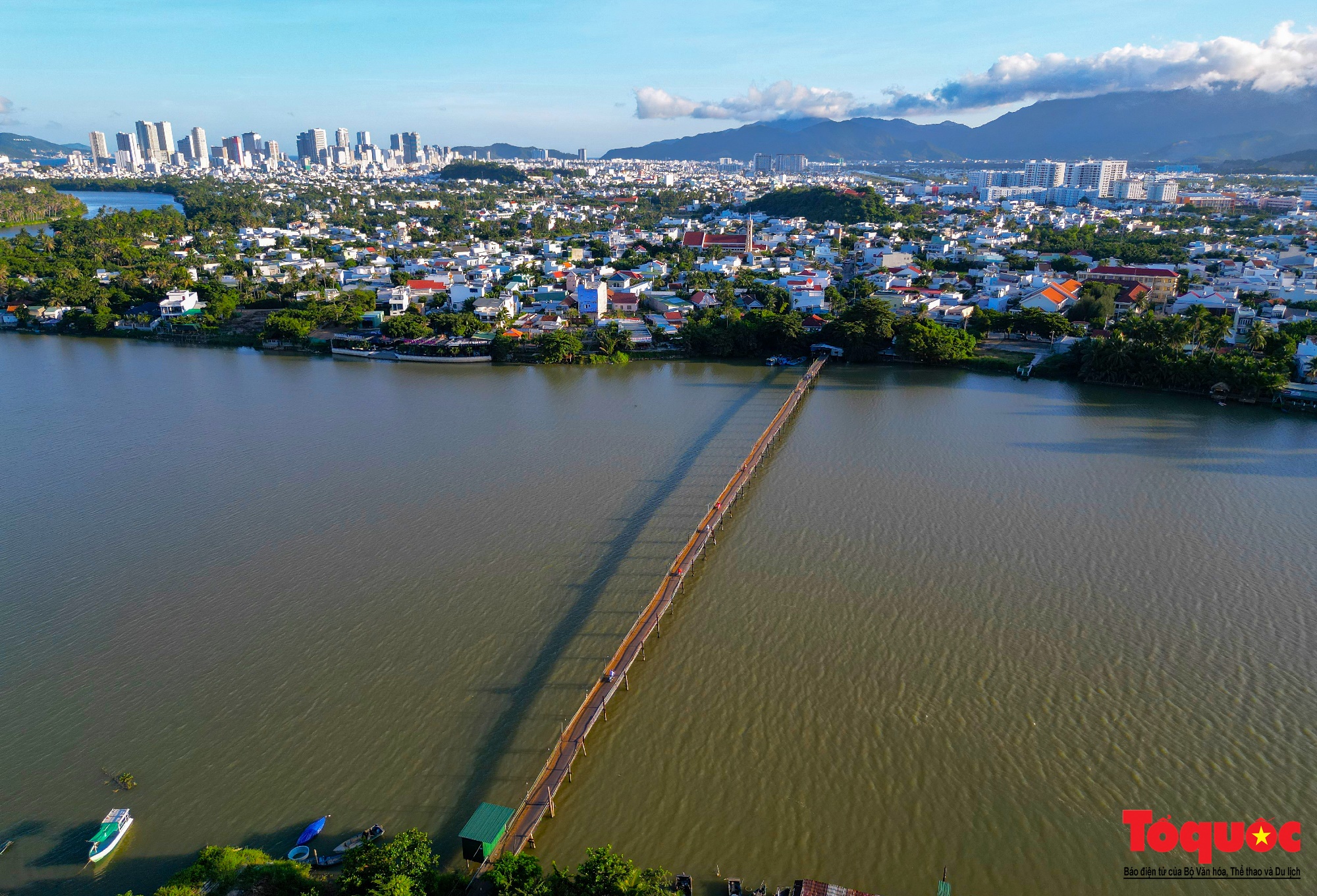 Cận cảnh cầu gỗ nối đôi bờ sông Cái ở Nha Trang vừa được chi gần 500 tỷ đồng để thay thế - Ảnh 2.