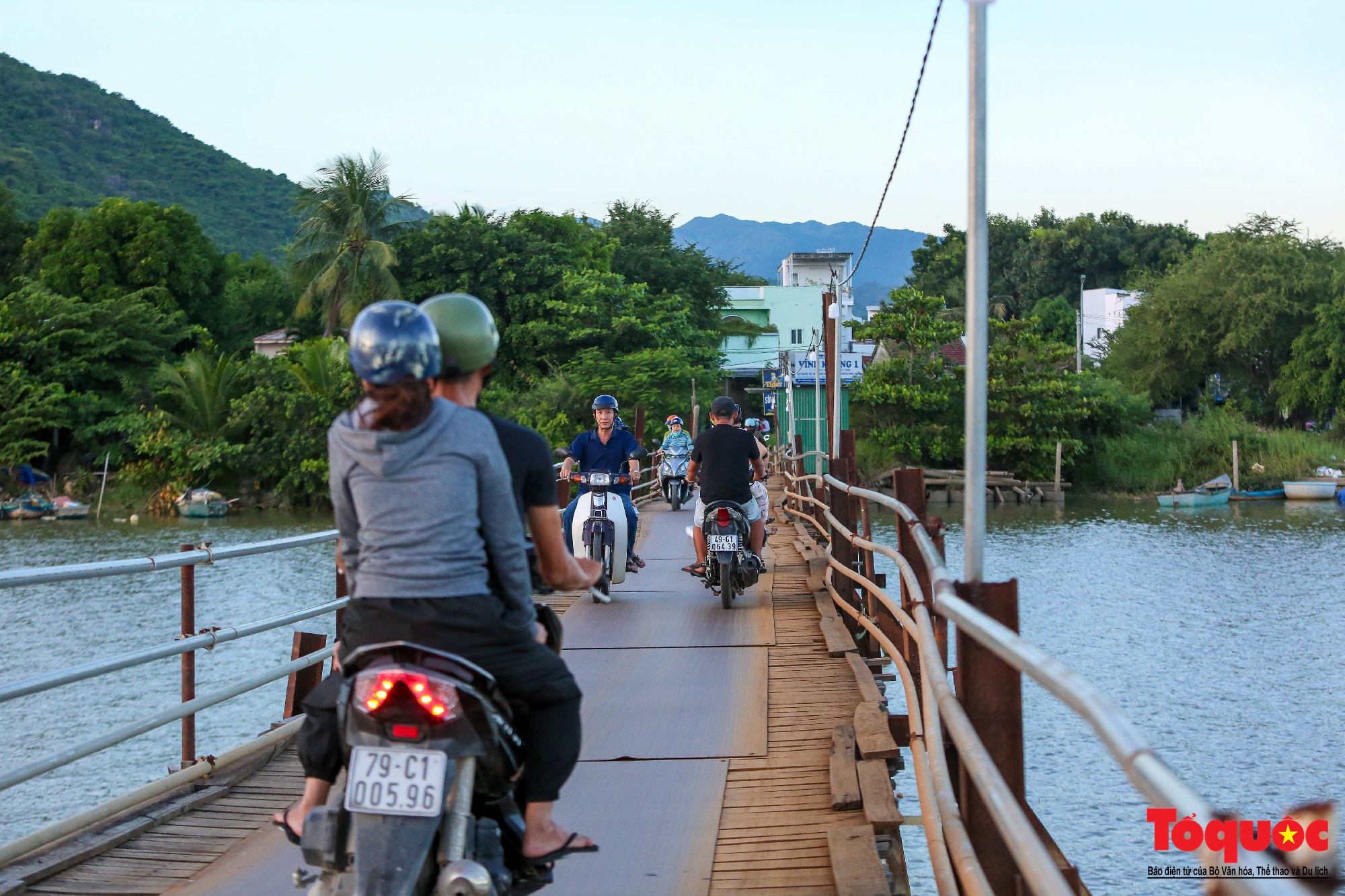 Cận cảnh cầu gỗ nối đôi bờ sông Cái ở Nha Trang vừa được chi gần 500 tỷ đồng để thay thế - Ảnh 3.