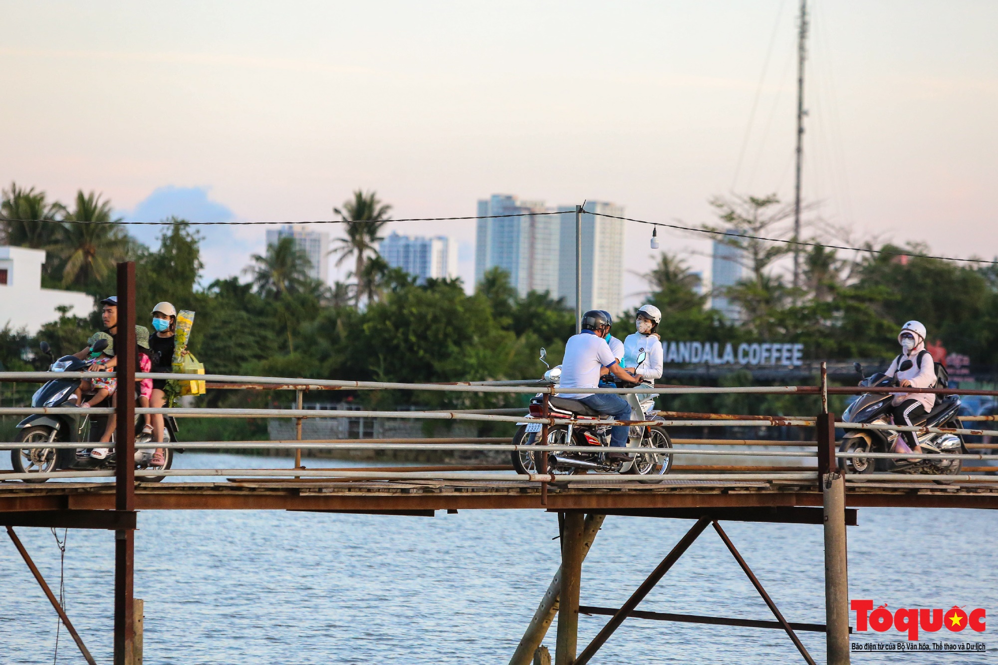 Cận cảnh cầu gỗ nối đôi bờ sông Cái ở Nha Trang vừa được chi gần 500 tỷ đồng để thay thế - Ảnh 9.