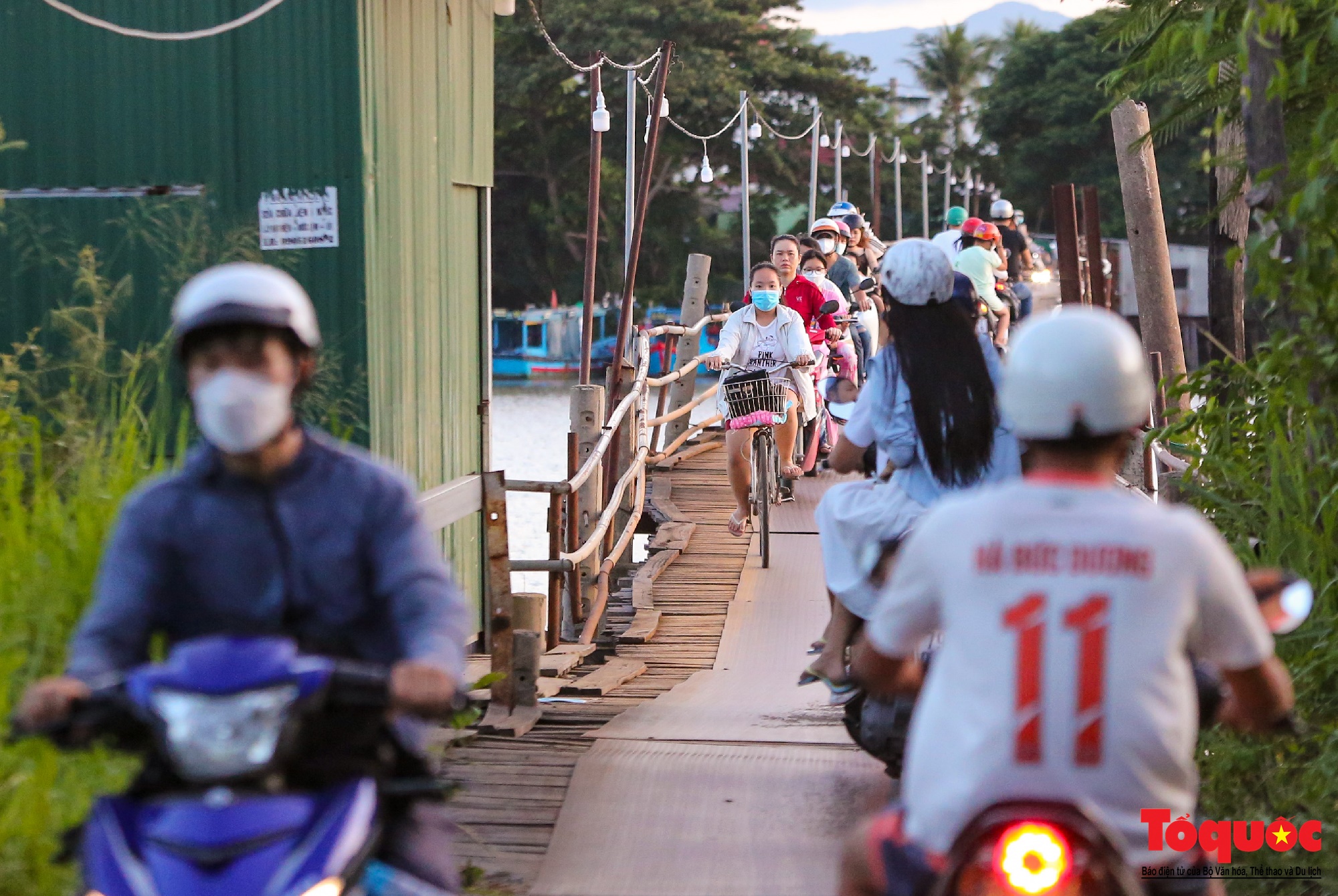 Cận cảnh cầu gỗ nối đôi bờ sông Cái ở Nha Trang vừa được chi gần 500 tỷ đồng để thay thế - Ảnh 10.