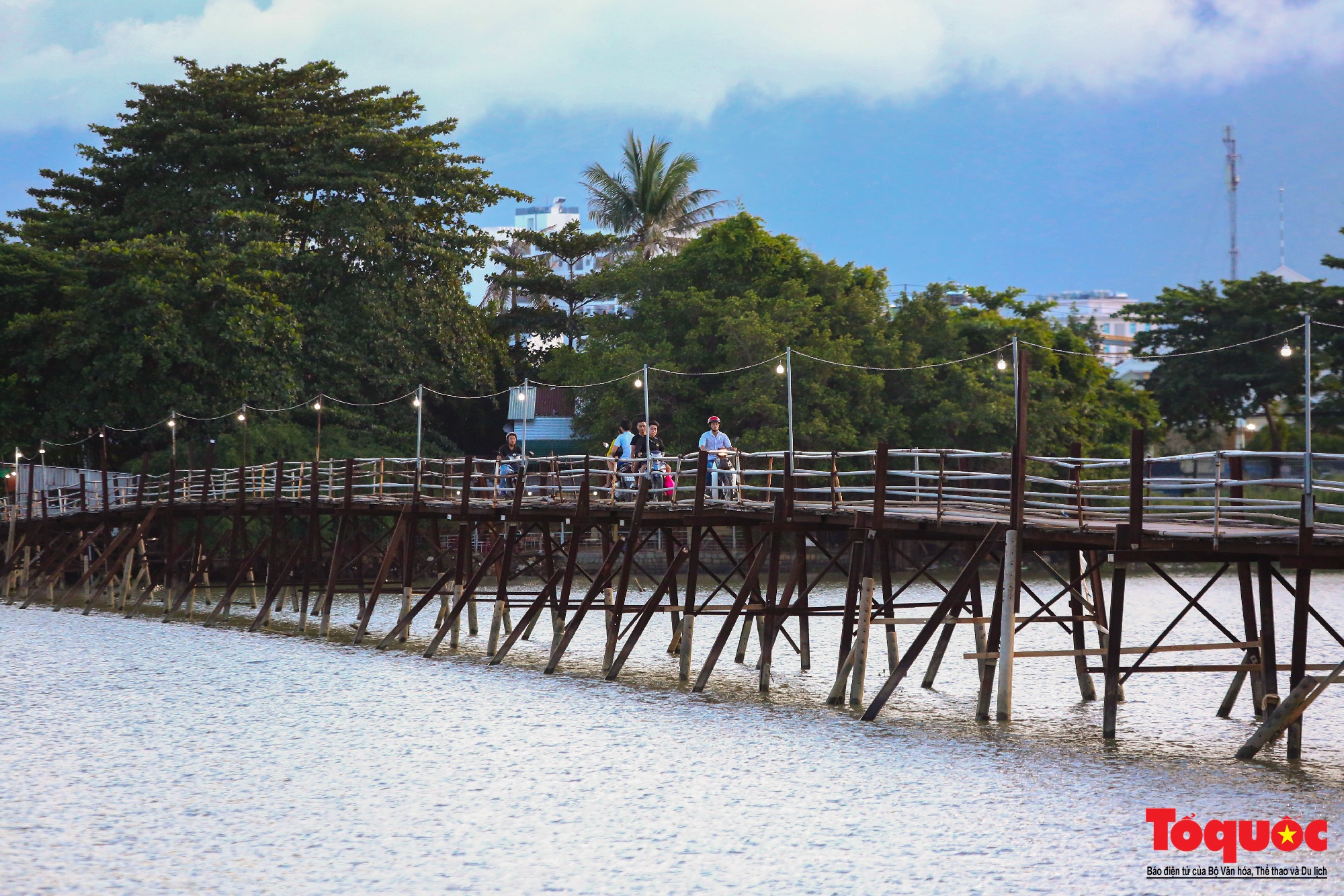 Cận cảnh cầu gỗ nối đôi bờ sông Cái ở Nha Trang vừa được chi gần 500 tỷ đồng để thay thế - Ảnh 12.