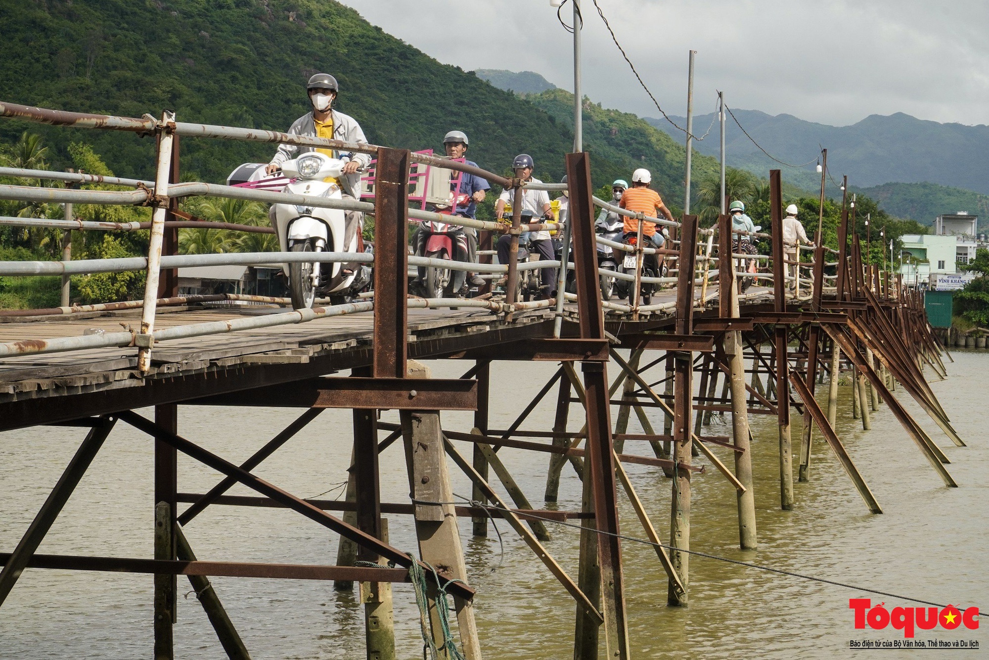 Cận cảnh cầu gỗ nối đôi bờ sông Cái ở Nha Trang vừa được chi gần 500 tỷ đồng để thay thế - Ảnh 6.