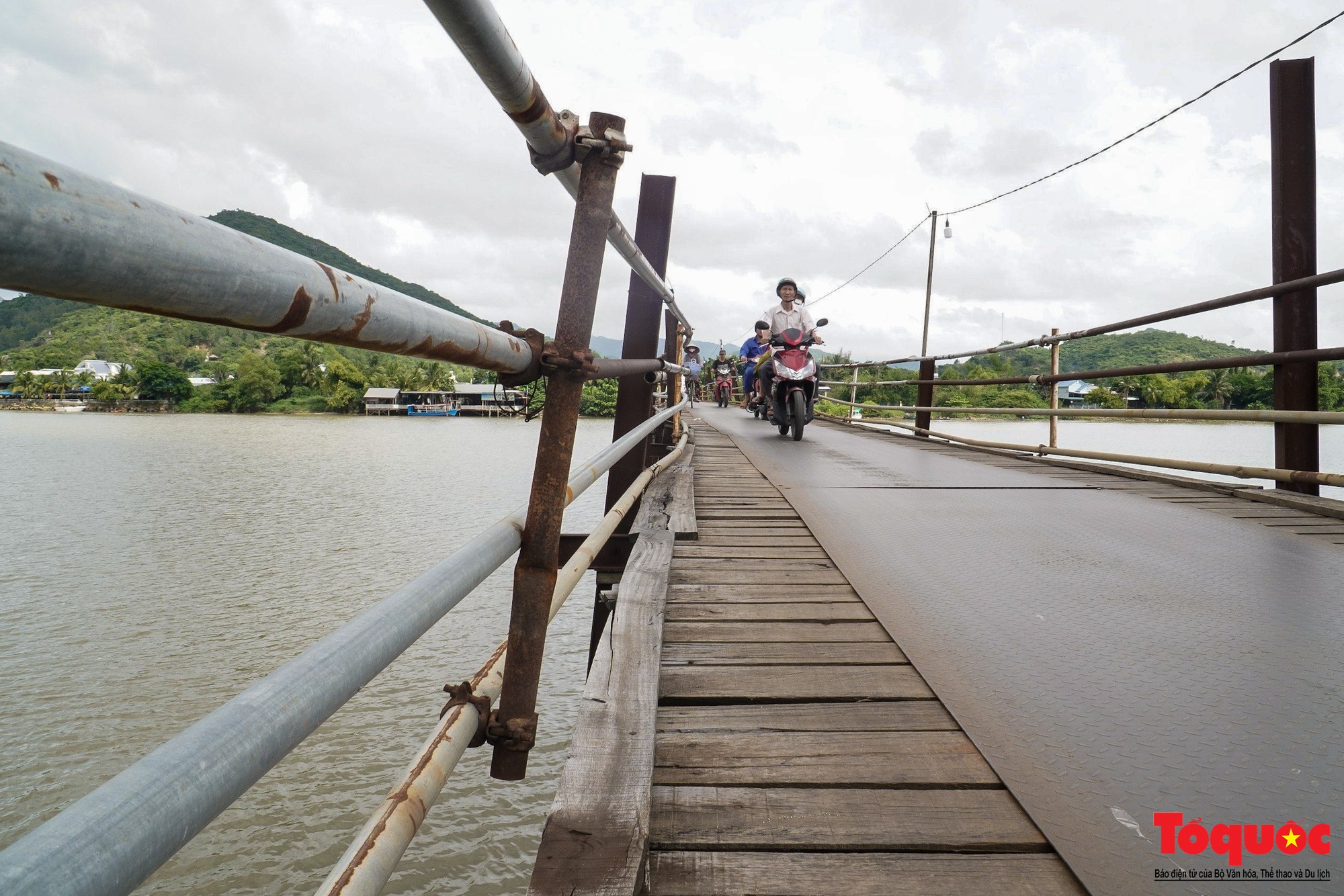 Cận cảnh cầu gỗ nối đôi bờ sông Cái ở Nha Trang vừa được chi gần 500 tỷ đồng để thay thế - Ảnh 7.
