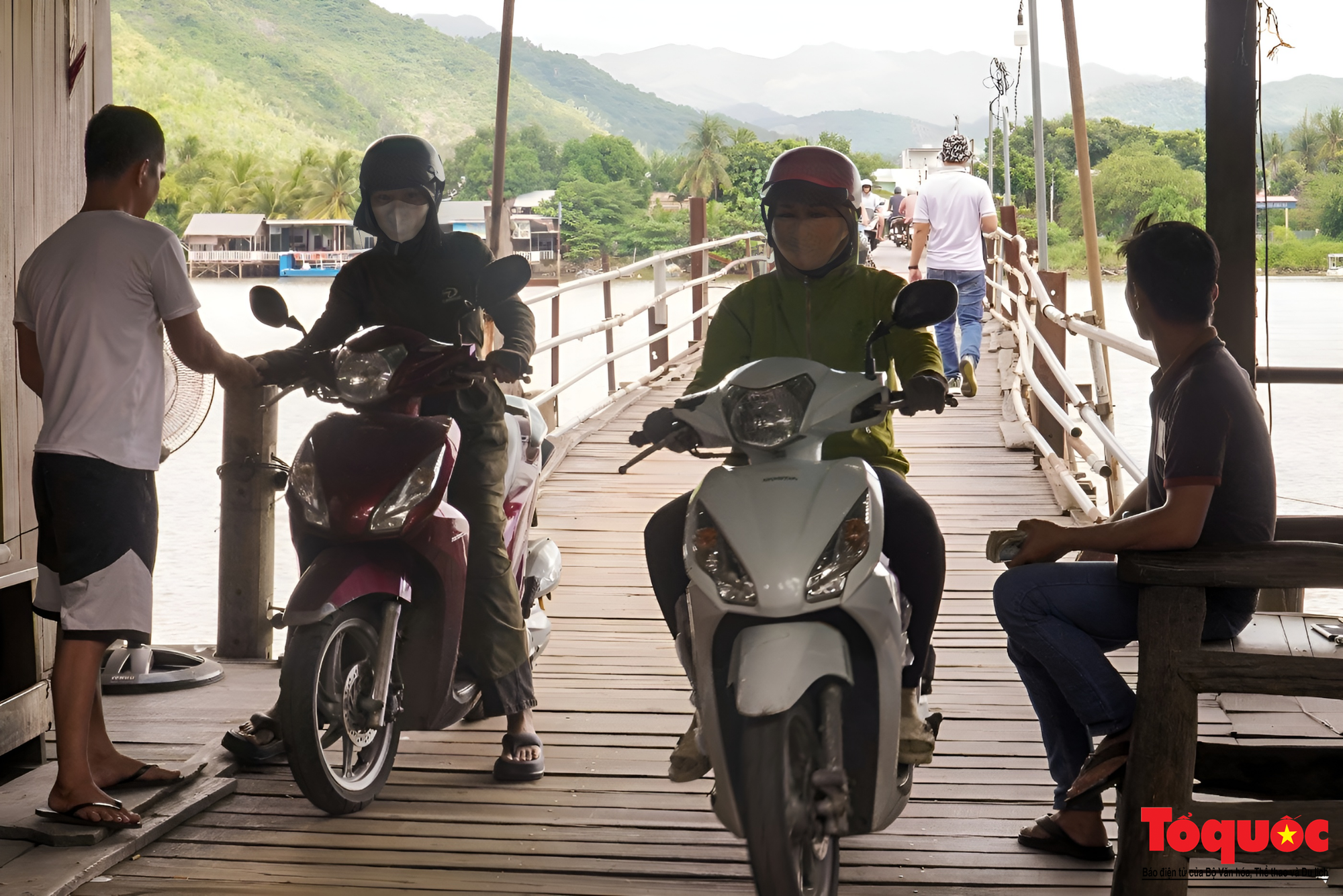 Cận cảnh cầu gỗ nối đôi bờ sông Cái ở Nha Trang vừa được chi gần 500 tỷ đồng để thay thế - Ảnh 4.