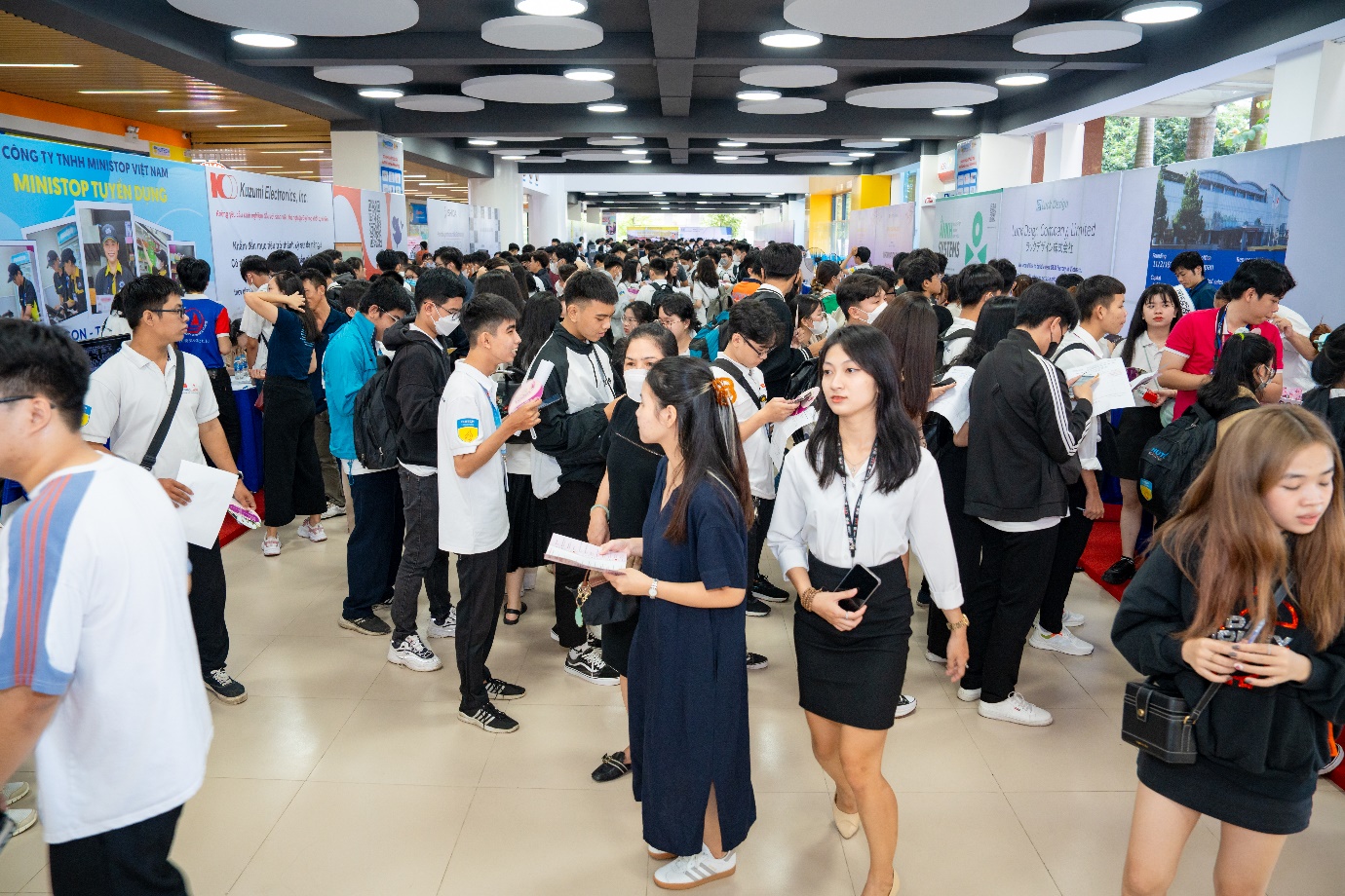 Hàng ngàn sinh viên HUTECH “săn” hơn 2.500 đầu việc hấp dẫn tại Japan Job Fair 2023 - Ảnh 1.
