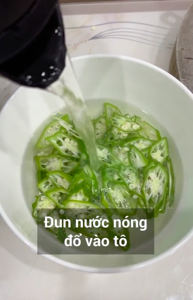 Bác sĩ TikTok chia sẻ bài thuốc chữa xương khớp bằng quả đậu bắp: Liệu đậu bắp có thật sự "thần thánh" đến thế? - Ảnh 1.