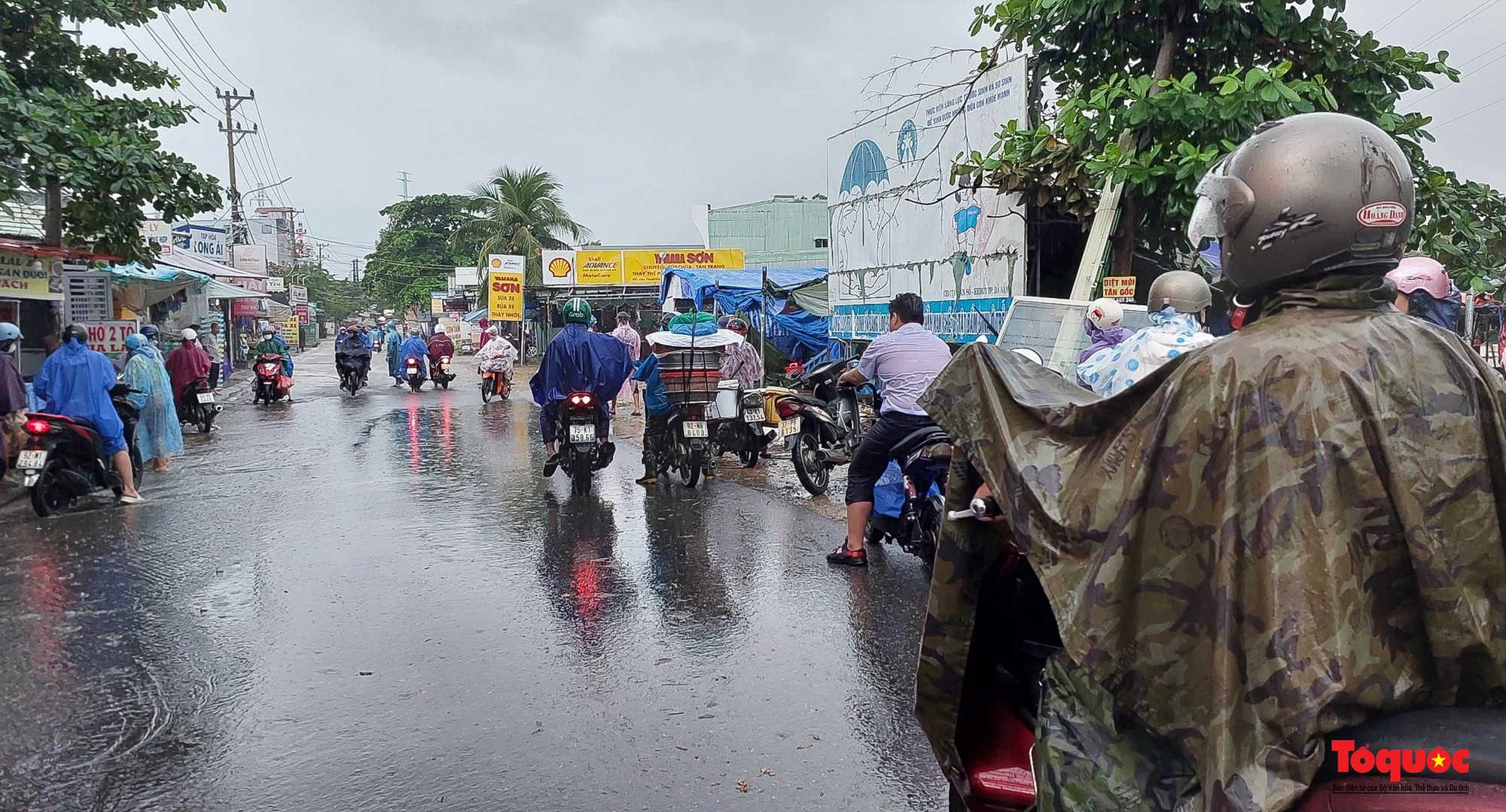 Nhiều tuyến đường ở Đà Nẵng ngập sâu do mưa lớn kéo dài - Ảnh 10.