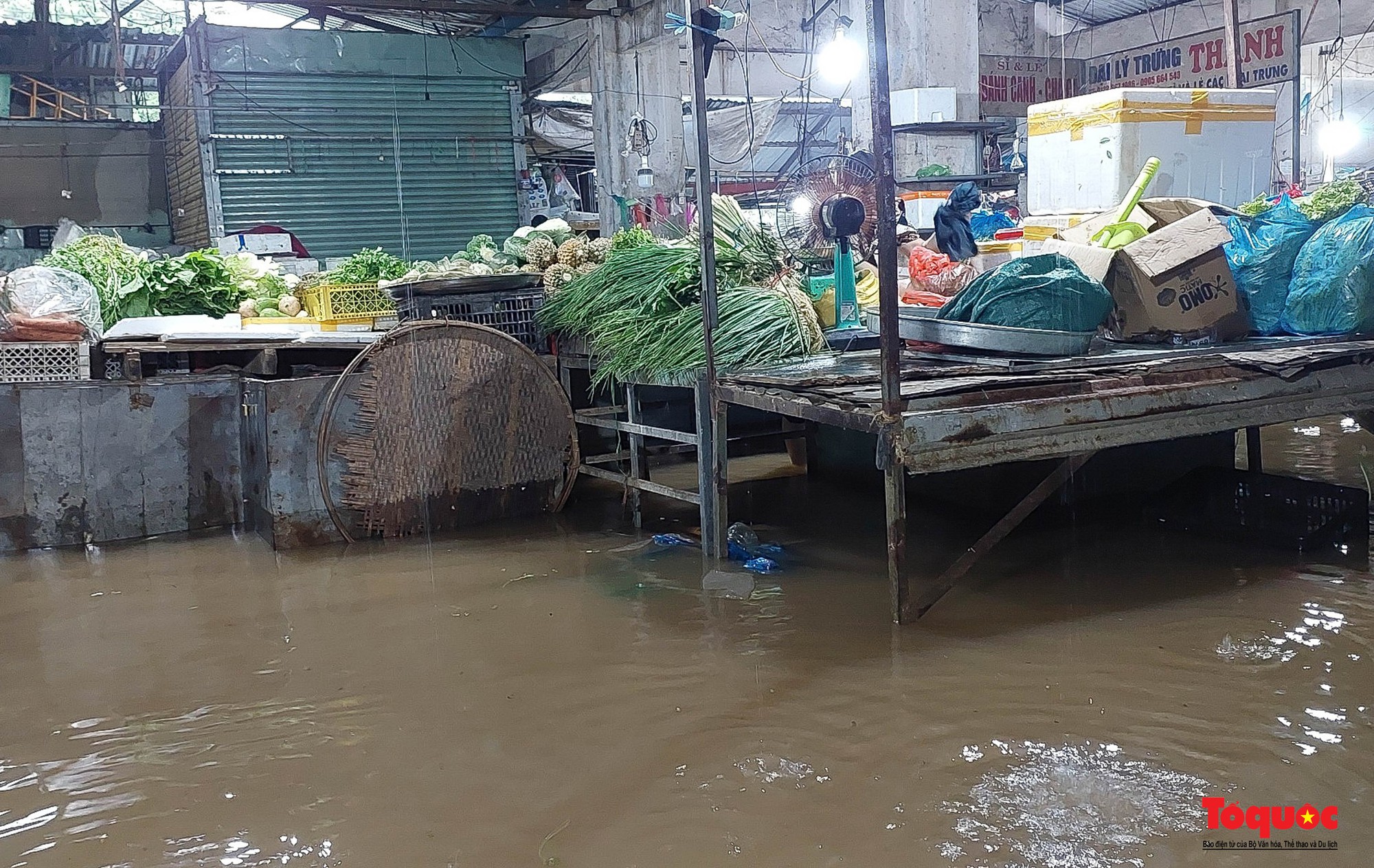 Nhiều tuyến đường ở Đà Nẵng ngập sâu do mưa lớn kéo dài - Ảnh 7.