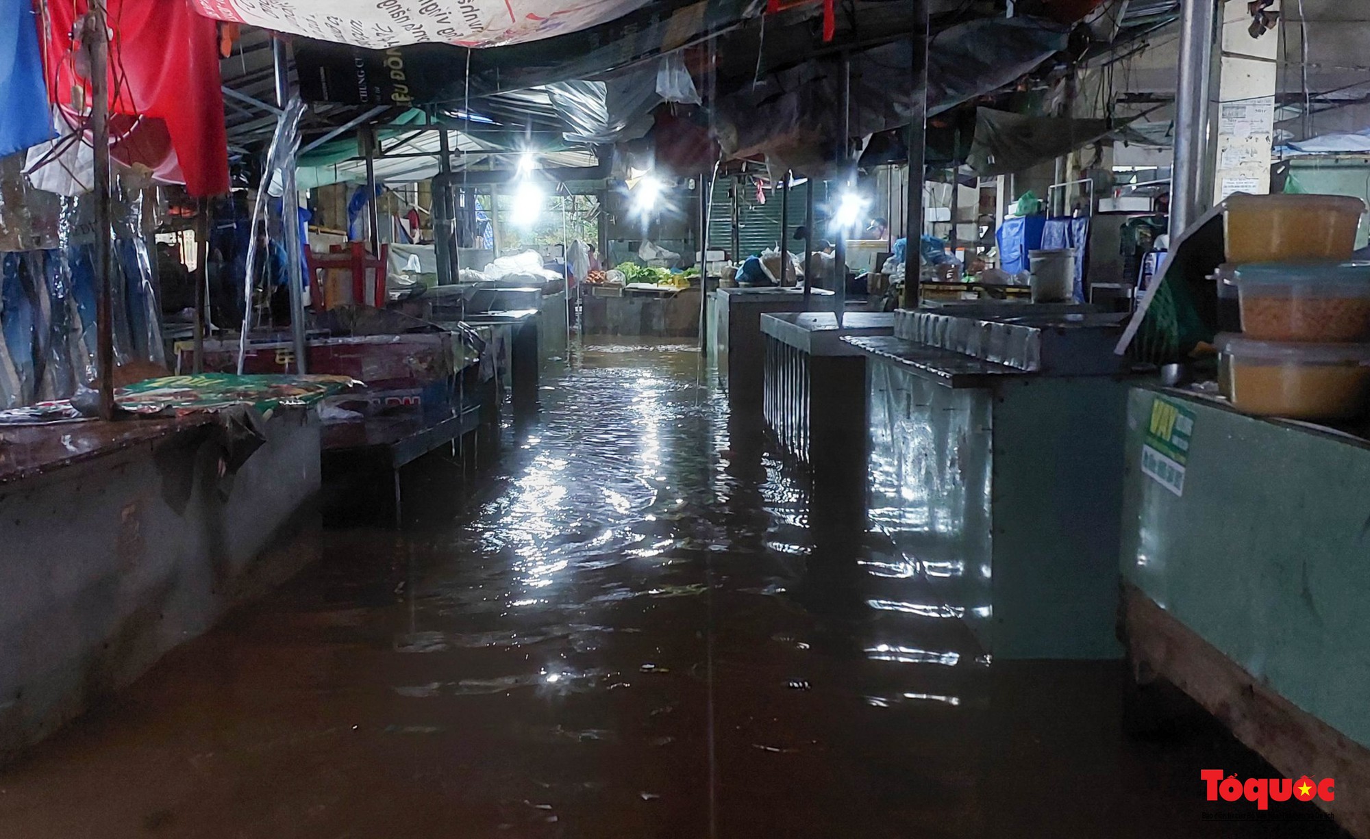 Nhiều tuyến đường ở Đà Nẵng ngập sâu do mưa lớn kéo dài - Ảnh 8.