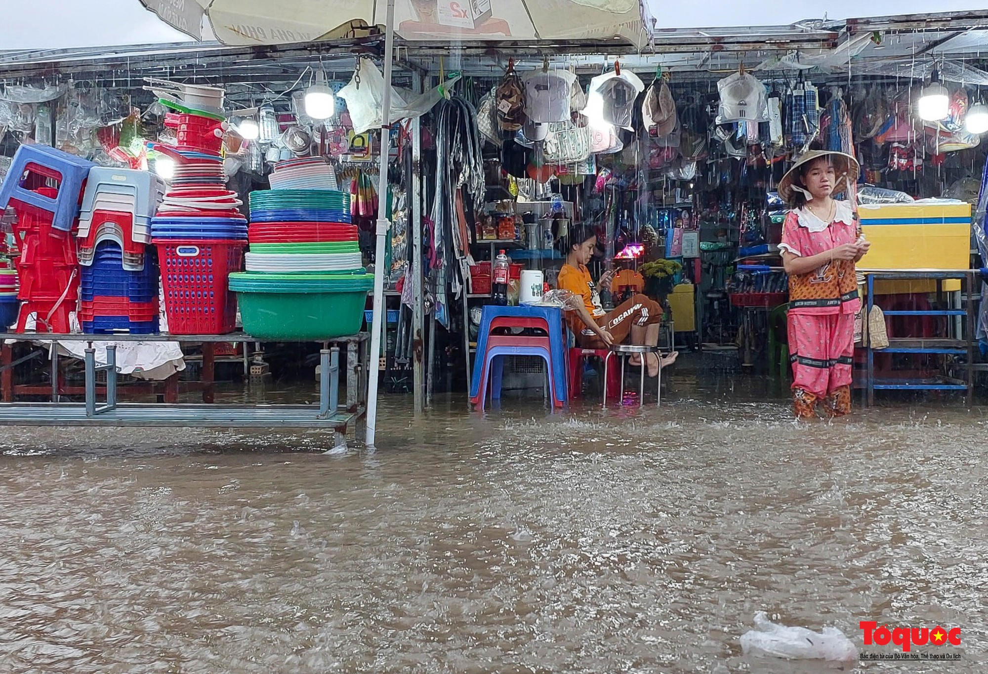 Nhiều tuyến đường ở Đà Nẵng ngập sâu do mưa lớn kéo dài - Ảnh 9.