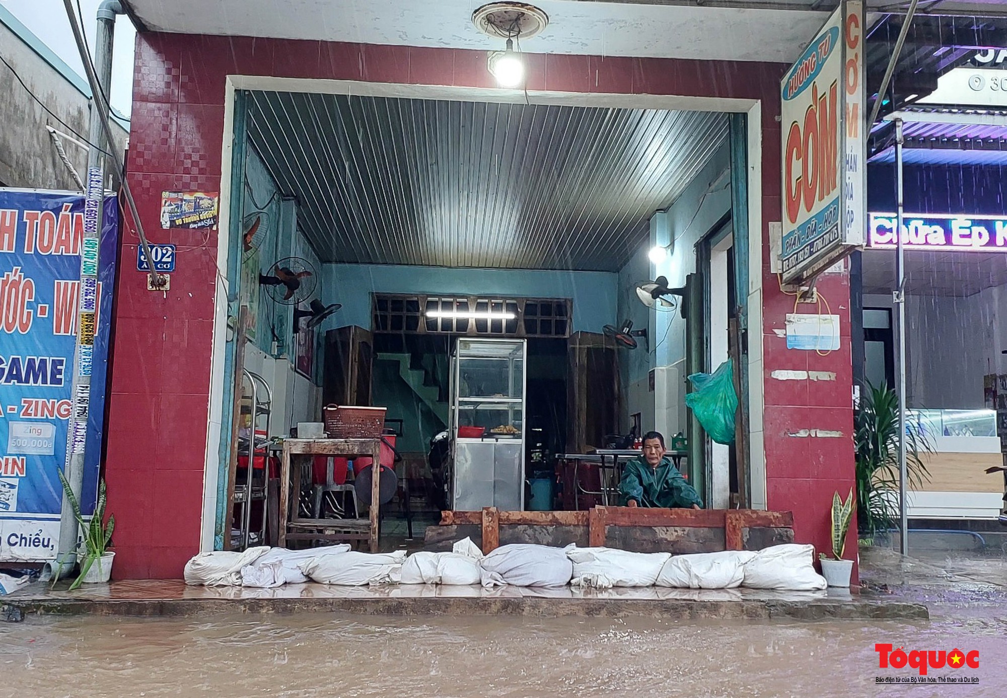 Nhiều tuyến đường ở Đà Nẵng ngập sâu do mưa lớn kéo dài - Ảnh 5.
