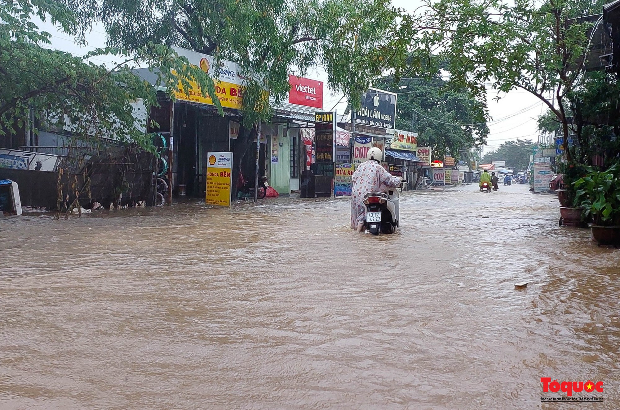 Nhiều tuyến đường ở Đà Nẵng ngập sâu do mưa lớn kéo dài - Ảnh 11.