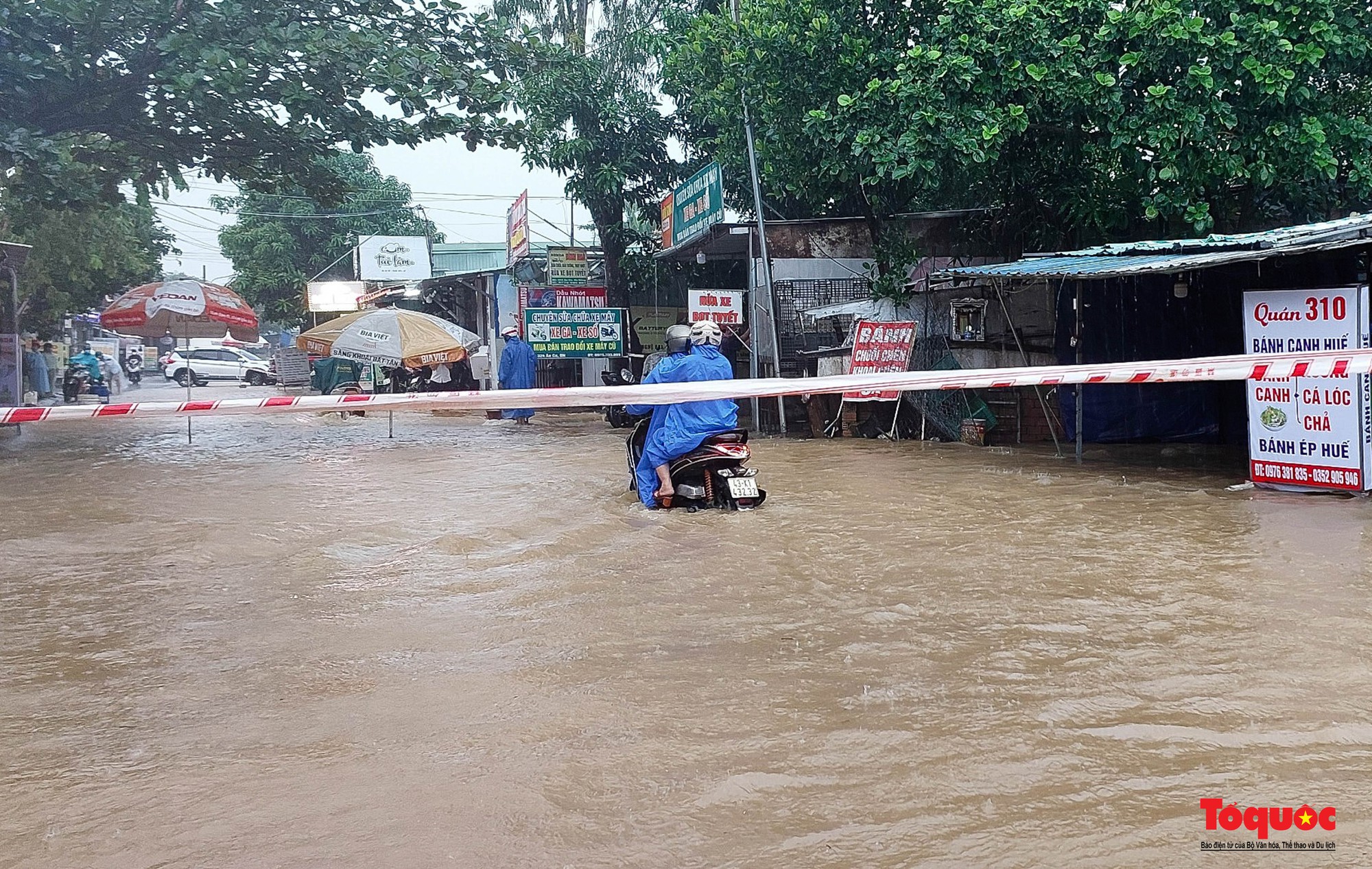 Nhiều tuyến đường ở Đà Nẵng ngập sâu do mưa lớn kéo dài - Ảnh 13.