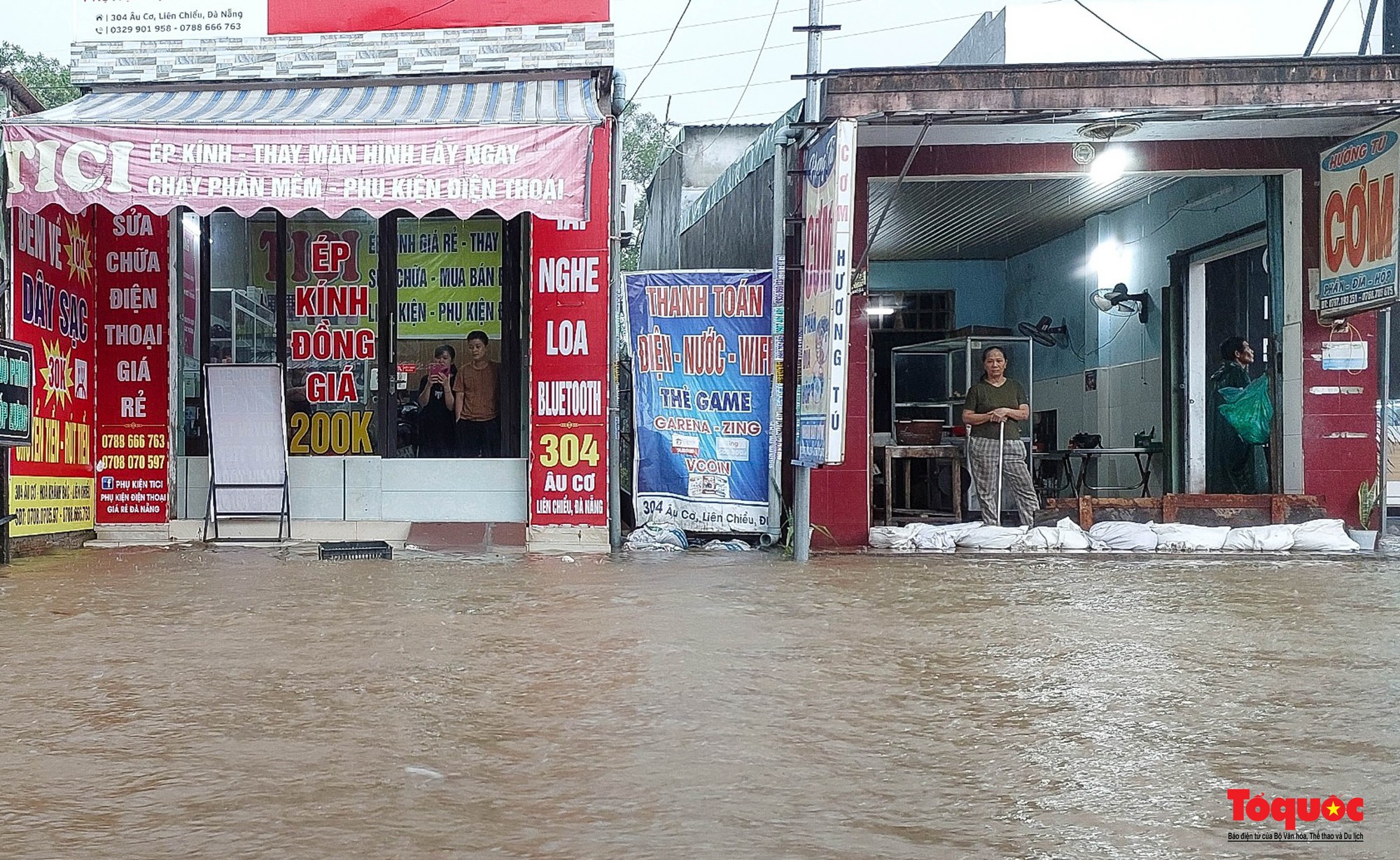 Nhiều tuyến đường ở Đà Nẵng ngập sâu do mưa lớn kéo dài - Ảnh 6.