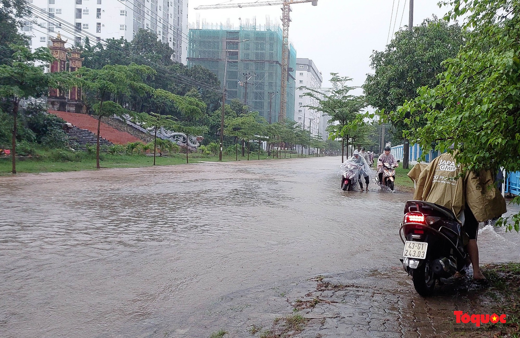 Nhiều tuyến đường ở Đà Nẵng ngập sâu do mưa lớn kéo dài - Ảnh 14.
