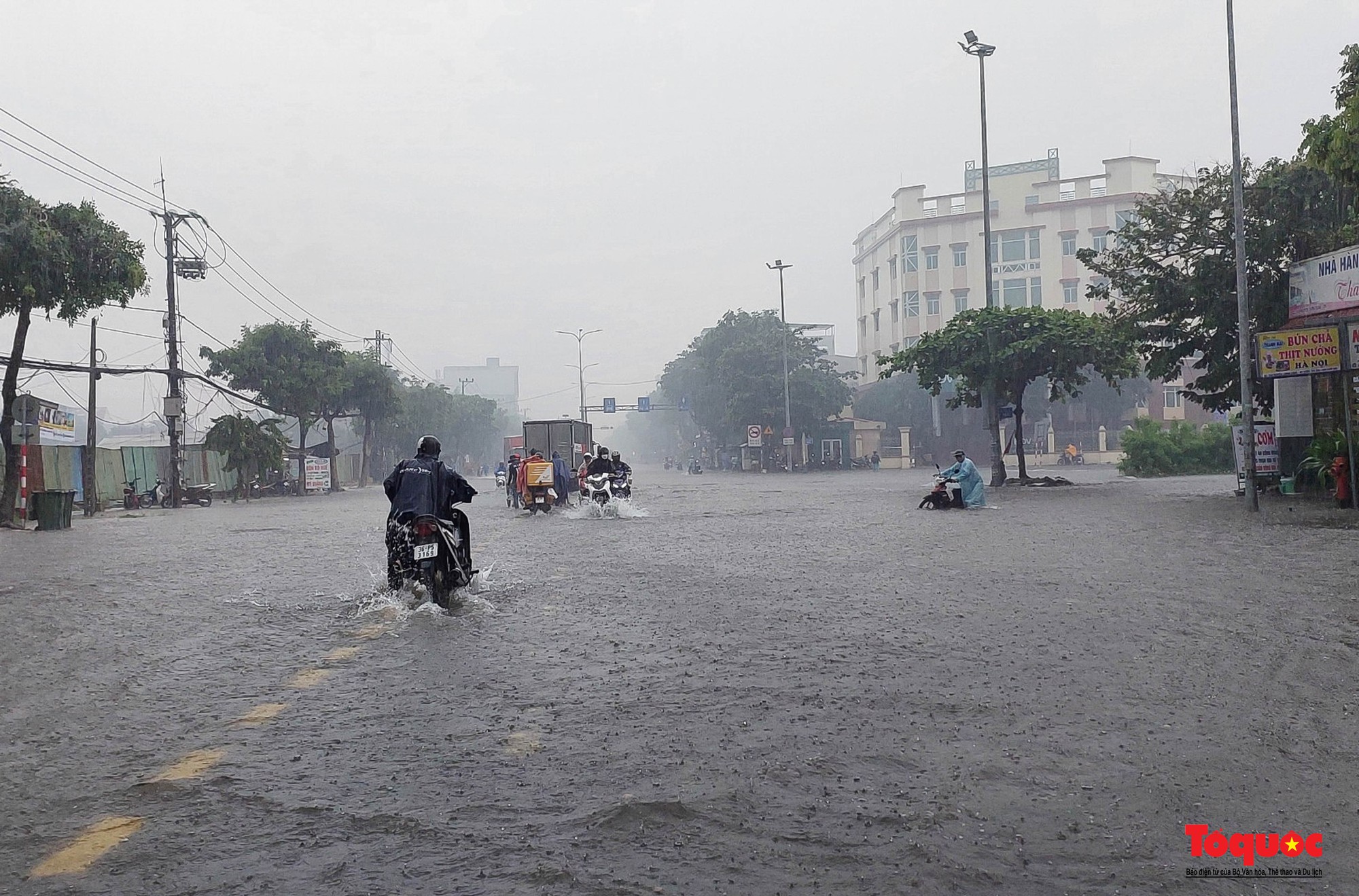 Nhiều tuyến đường ở Đà Nẵng ngập sâu do mưa lớn kéo dài - Ảnh 15.
