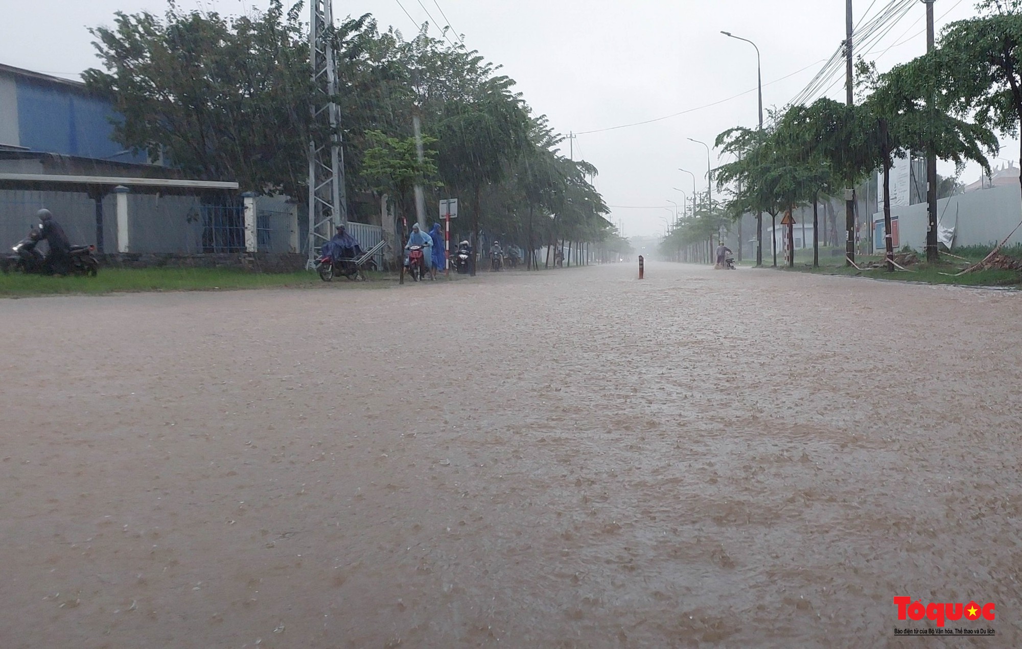 Nhiều tuyến đường ở Đà Nẵng ngập sâu do mưa lớn kéo dài - Ảnh 16.