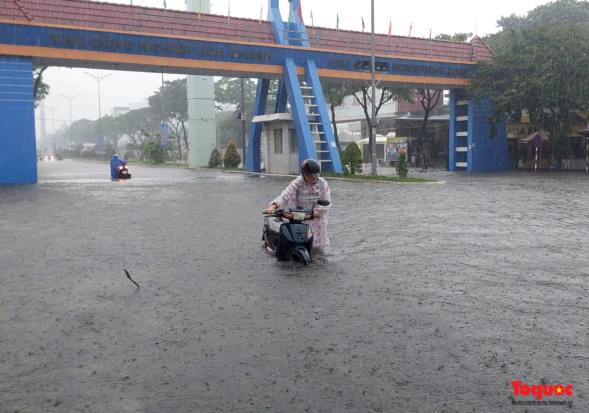Nhiều tuyến đường ở Đà Nẵng ngập sâu do mưa lớn kéo dài - Ảnh 3.