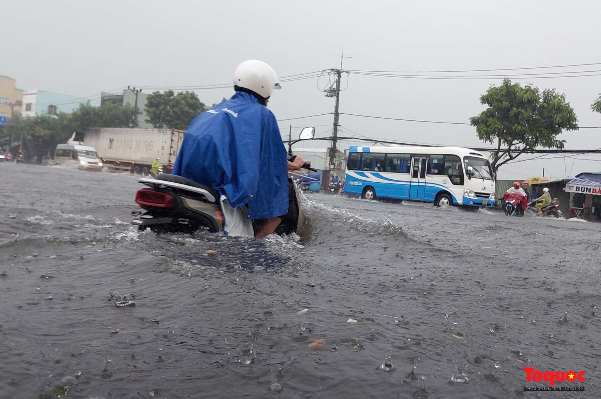 Nhiều tuyến đường ở Đà Nẵng ngập sâu do mưa lớn kéo dài - Ảnh 4.