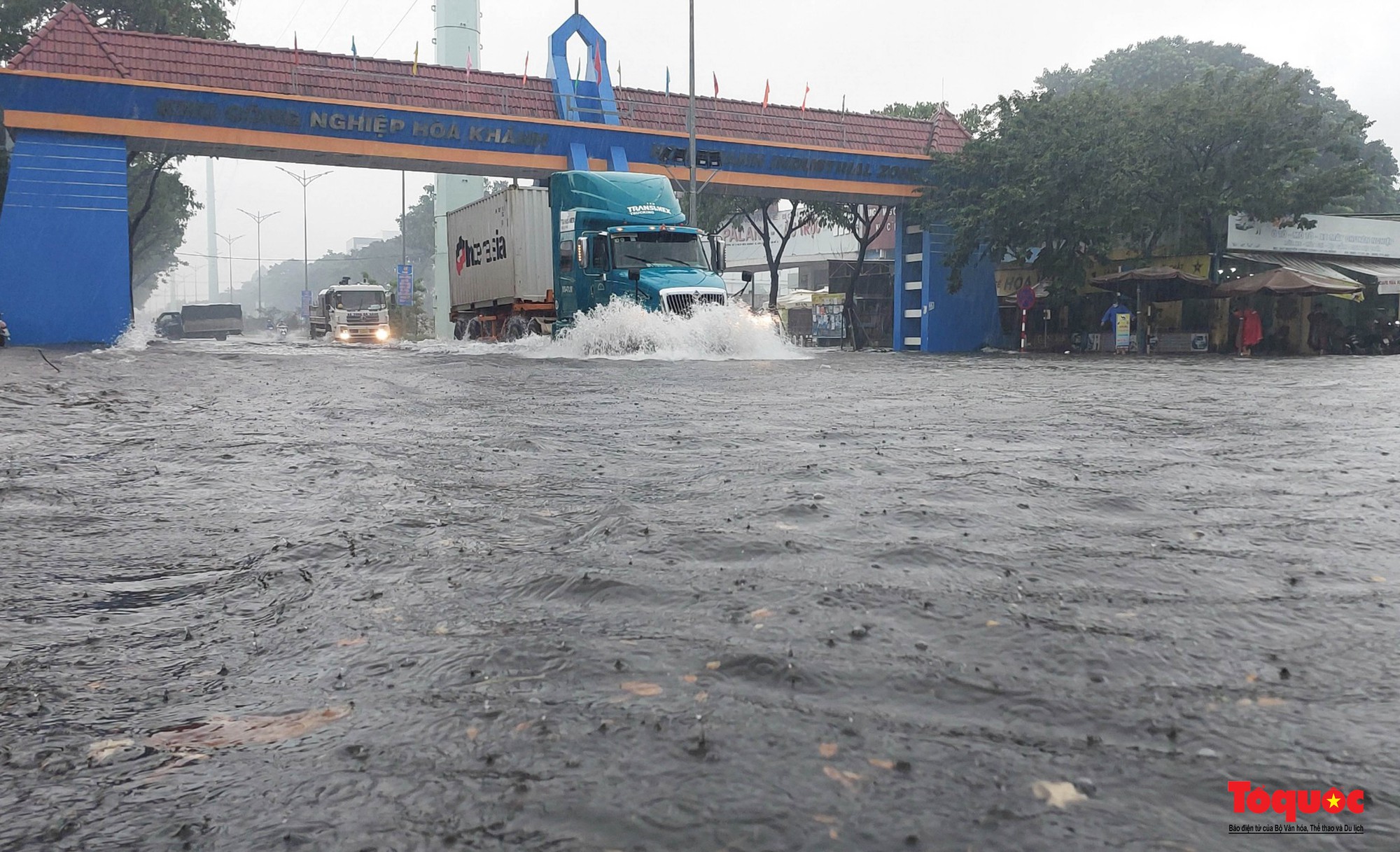 Nhiều tuyến đường ở Đà Nẵng ngập sâu do mưa lớn kéo dài - Ảnh 2.