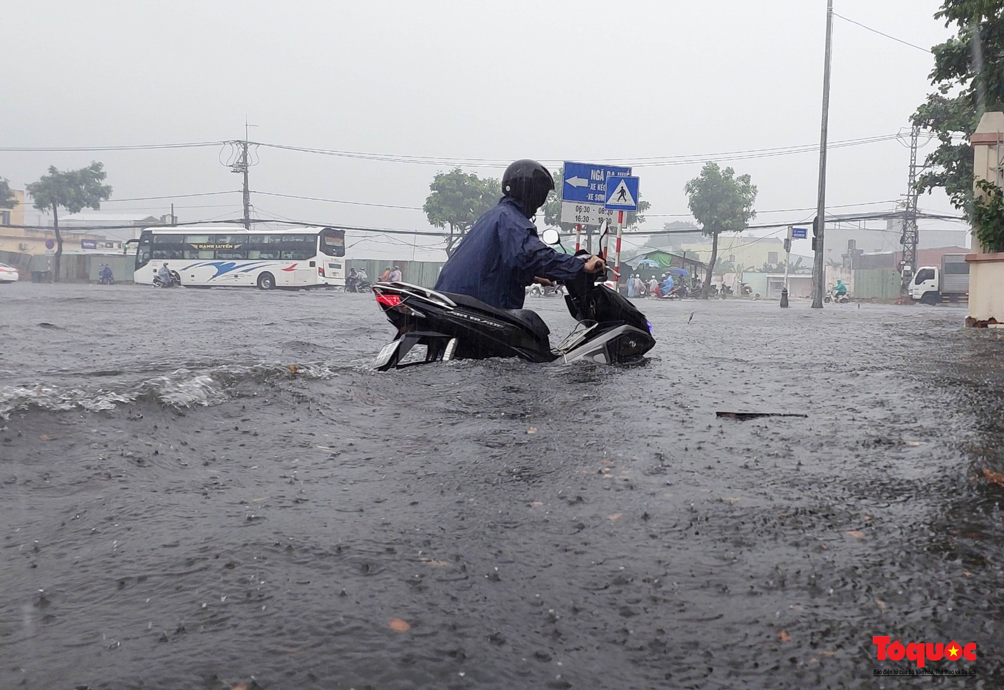 Nhiều tuyến đường ở Đà Nẵng ngập sâu do mưa lớn kéo dài - Ảnh 12.