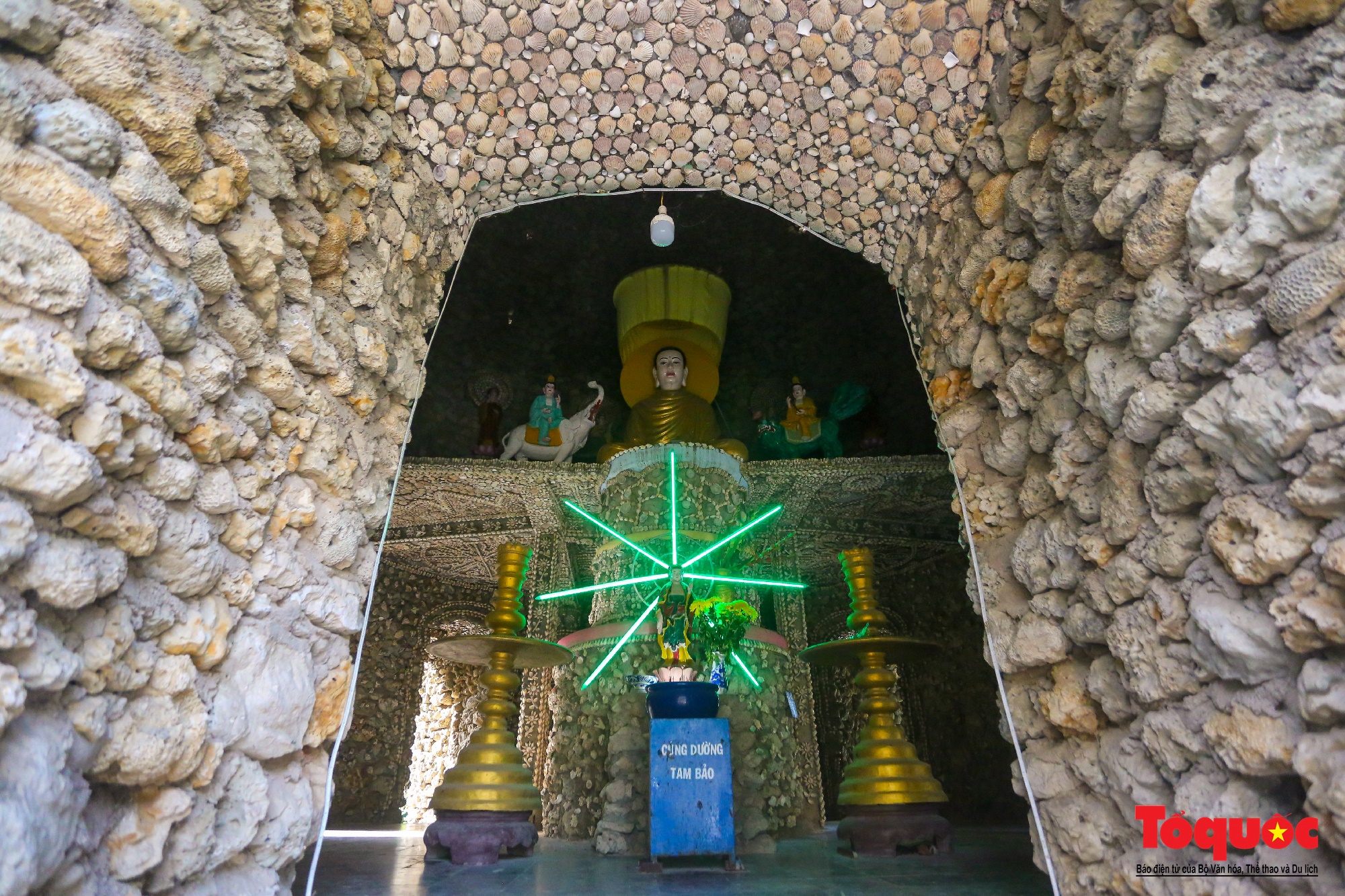 Độc đáo ngôi chùa làm bằng vỏ ốc ở Khánh Hòa - Ảnh 3.
