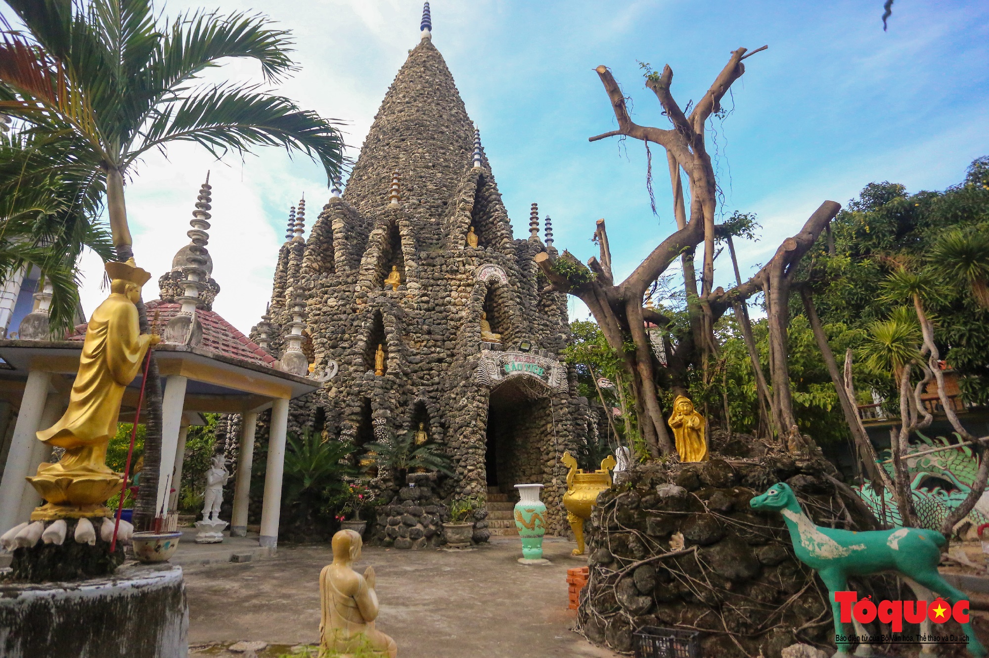 Độc đáo ngôi chùa làm bằng vỏ ốc ở Khánh Hòa - Ảnh 2.