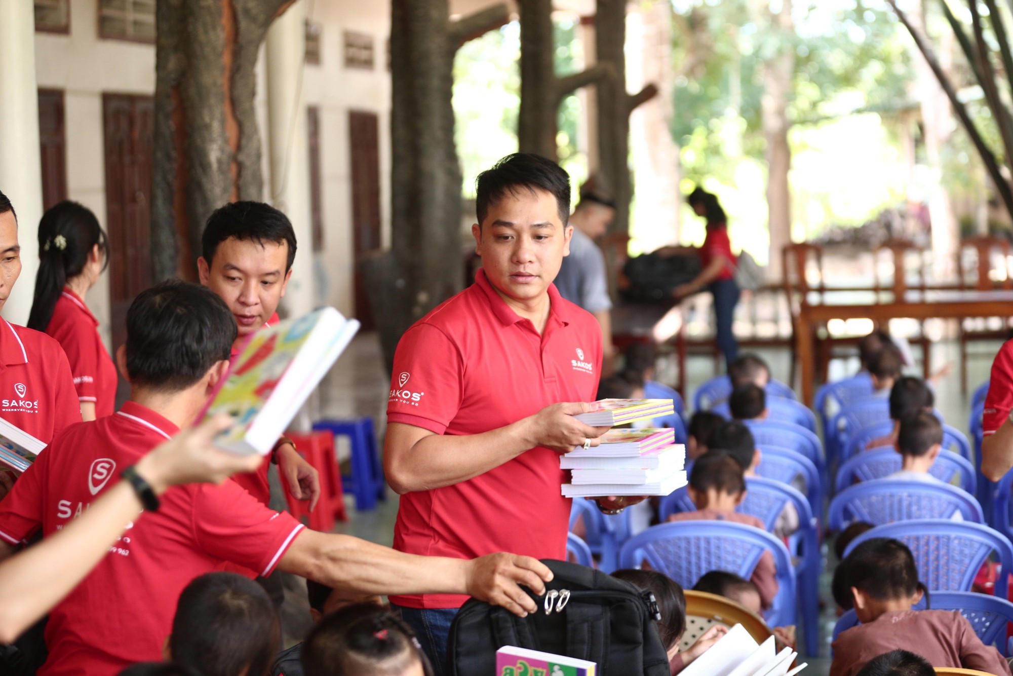 SAKOS trao tặng 100 phần quà cho trẻ em mồ côi tại Bình Thuận - Ảnh 3.